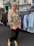 zebra tunika fra wasabi som er til pluspiger smart mode i zebra print plussize mode.