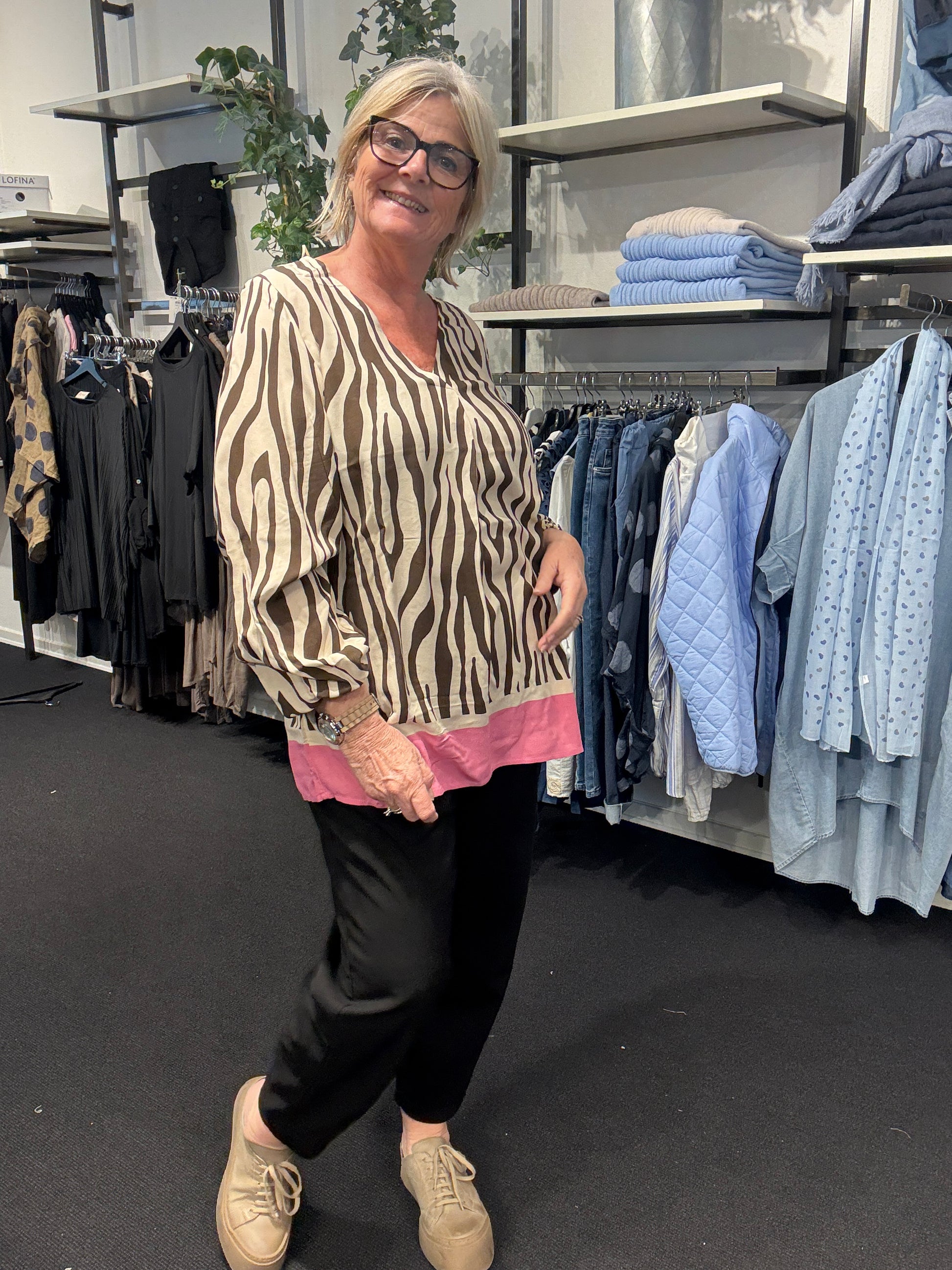 zebra tunika fra wasabi som er til pluspiger smart mode i zebra print plussize mode.