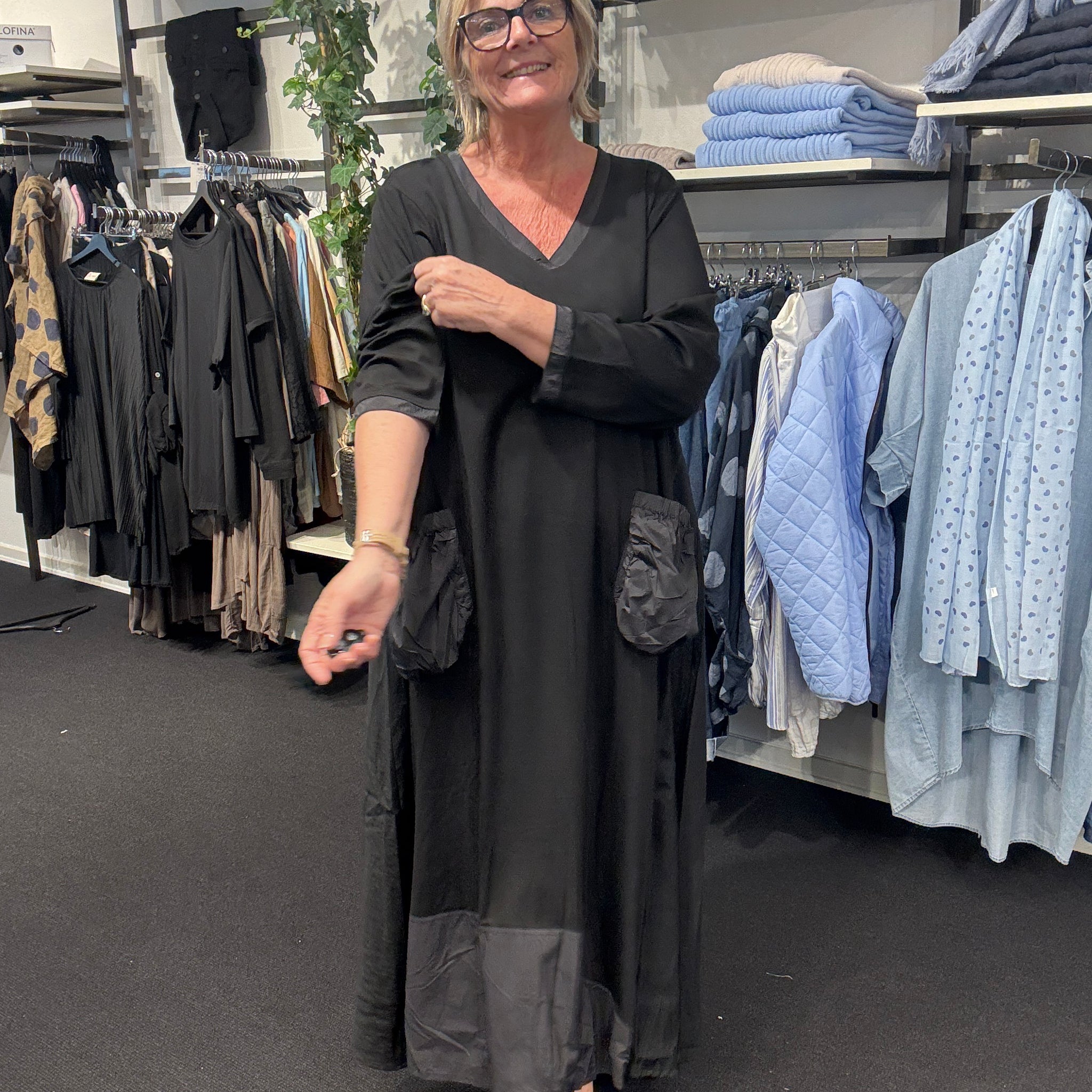 rå smuk plussize lang sort kjole med fine detaljer og finesser Gozzip Black kan det med størrelser og gode faconer.
