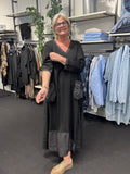 rå smuk plussize lang sort kjole med fine detaljer og finesser Gozzip Black kan det med størrelser og gode faconer.