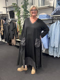 rå smuk plussize lang sort kjole med fine detaljer og finesser Gozzip Black kan det med størrelser og gode faconer.