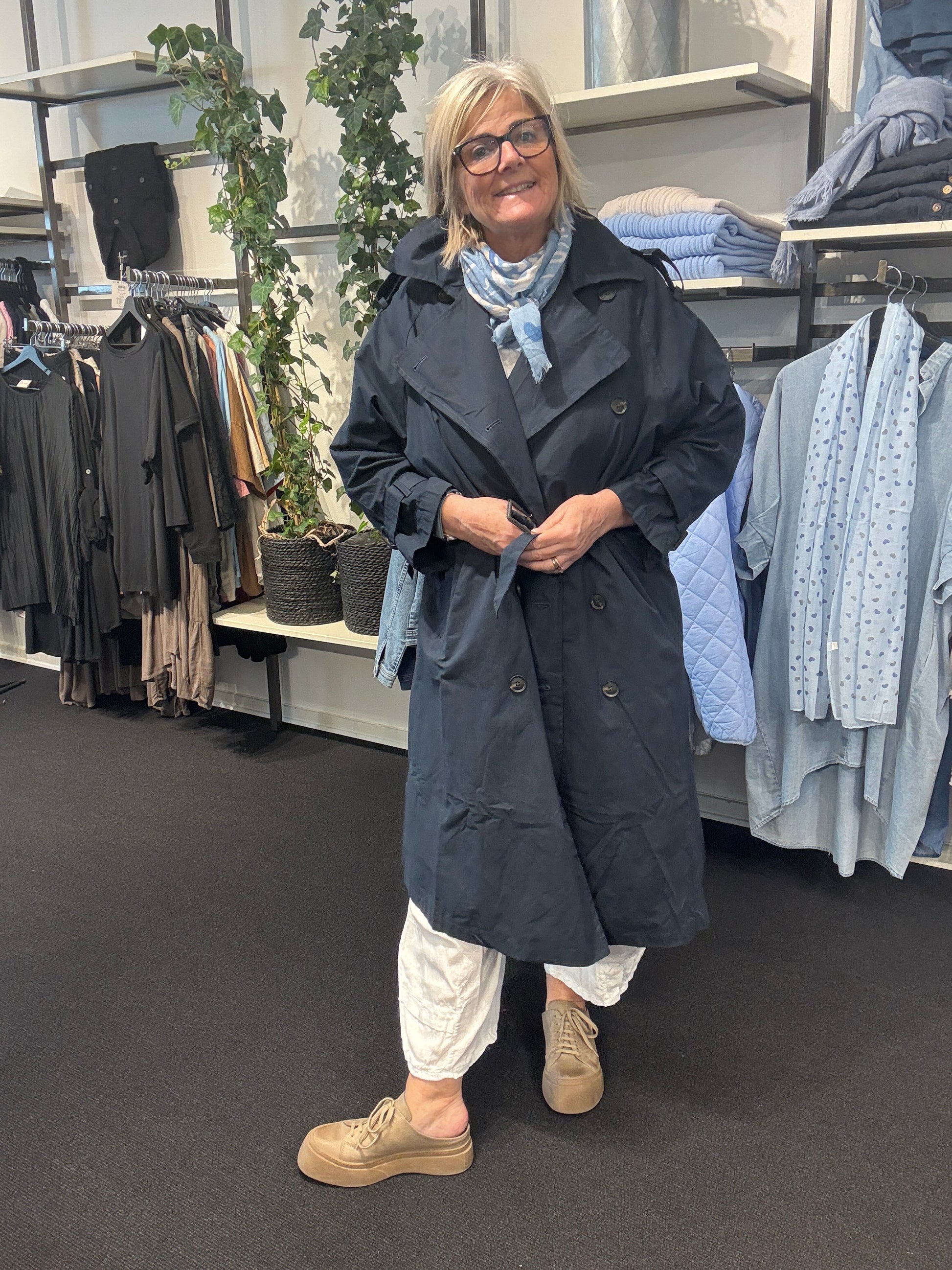 Smart plussize trench coat, som er perfekt her i foråret. Vi mener den kan bruges af plus size kvinder som er mellem str. 42 og 46, men tjek mål. 