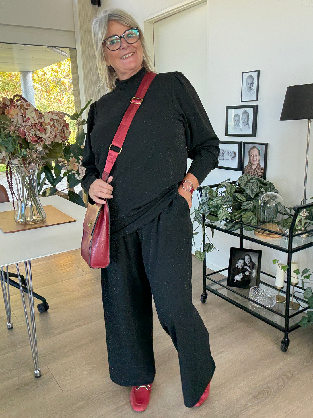 Smuk plus size bluse med glimmer. Den passer til bukserne af samme navn. Den er med lange ærmer og turtleneck. 