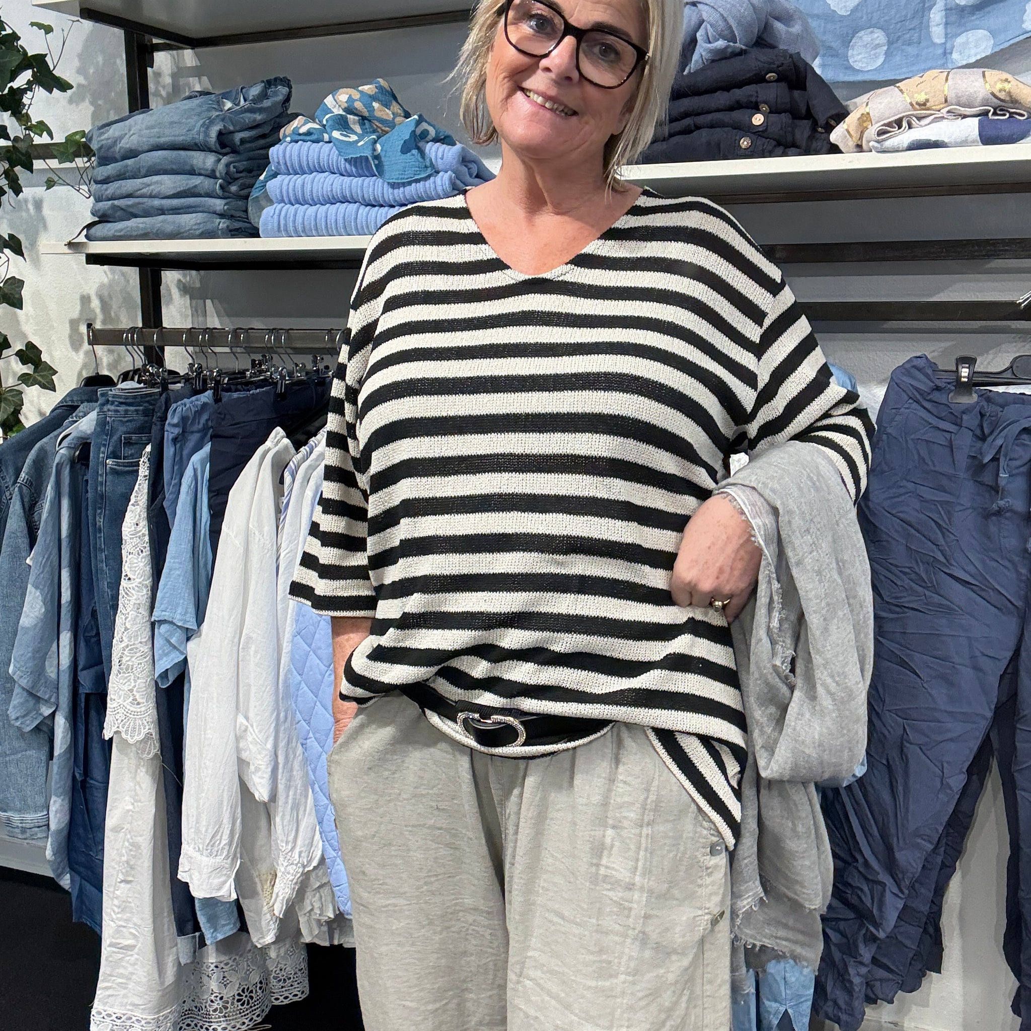 Strik bluse med rund hals og 3/4 ærmer. Der findes matchende bukser ved samme navn. Denne bluse er perfekt til plus pigerne.