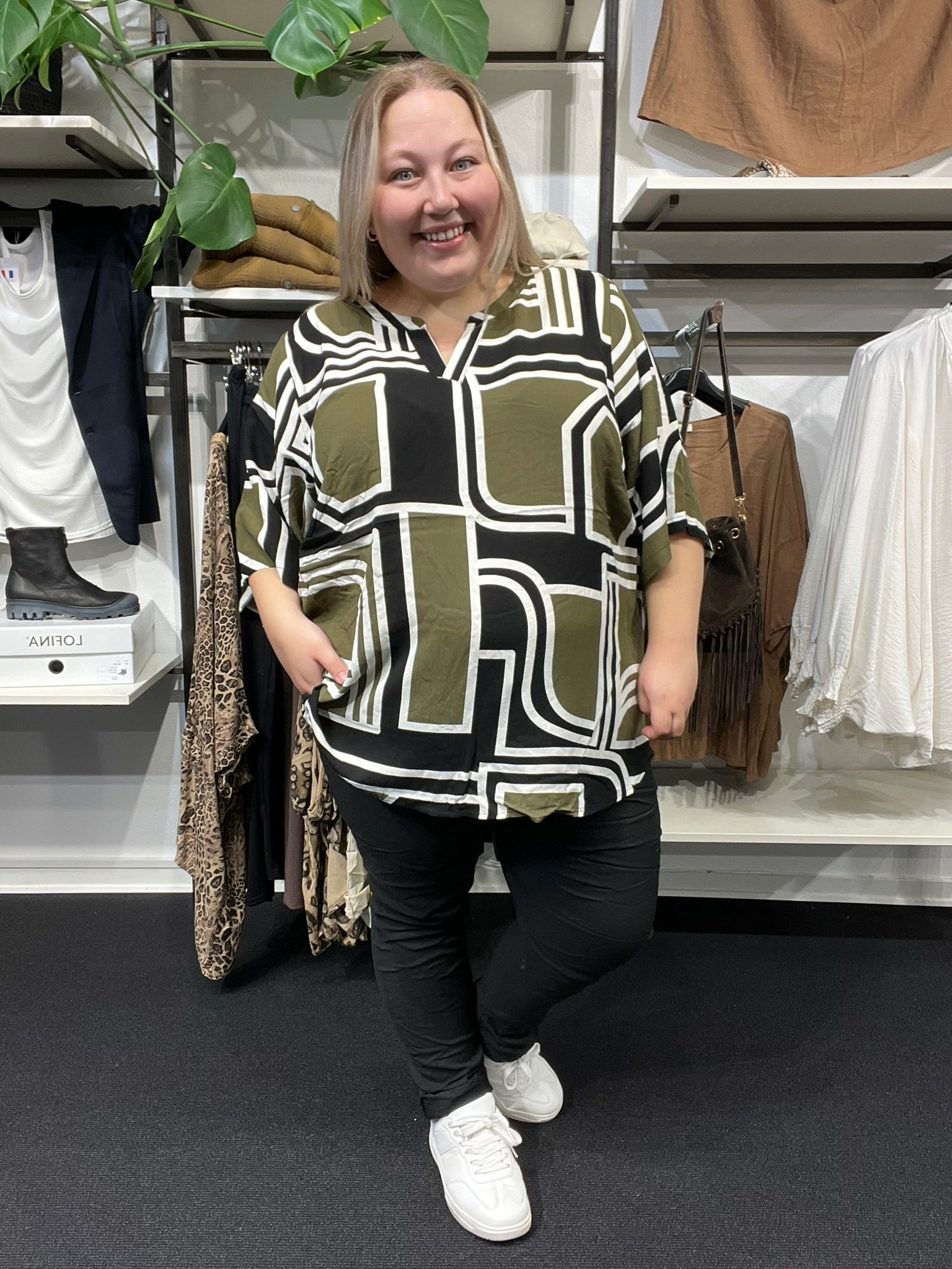 Vores elskede Hyggebuks kvalitet, nu med nye mål, derfor nyt navn. Buksen her er med langt ben og en høj tale, som gør den godt egnet til plus size kroppen.