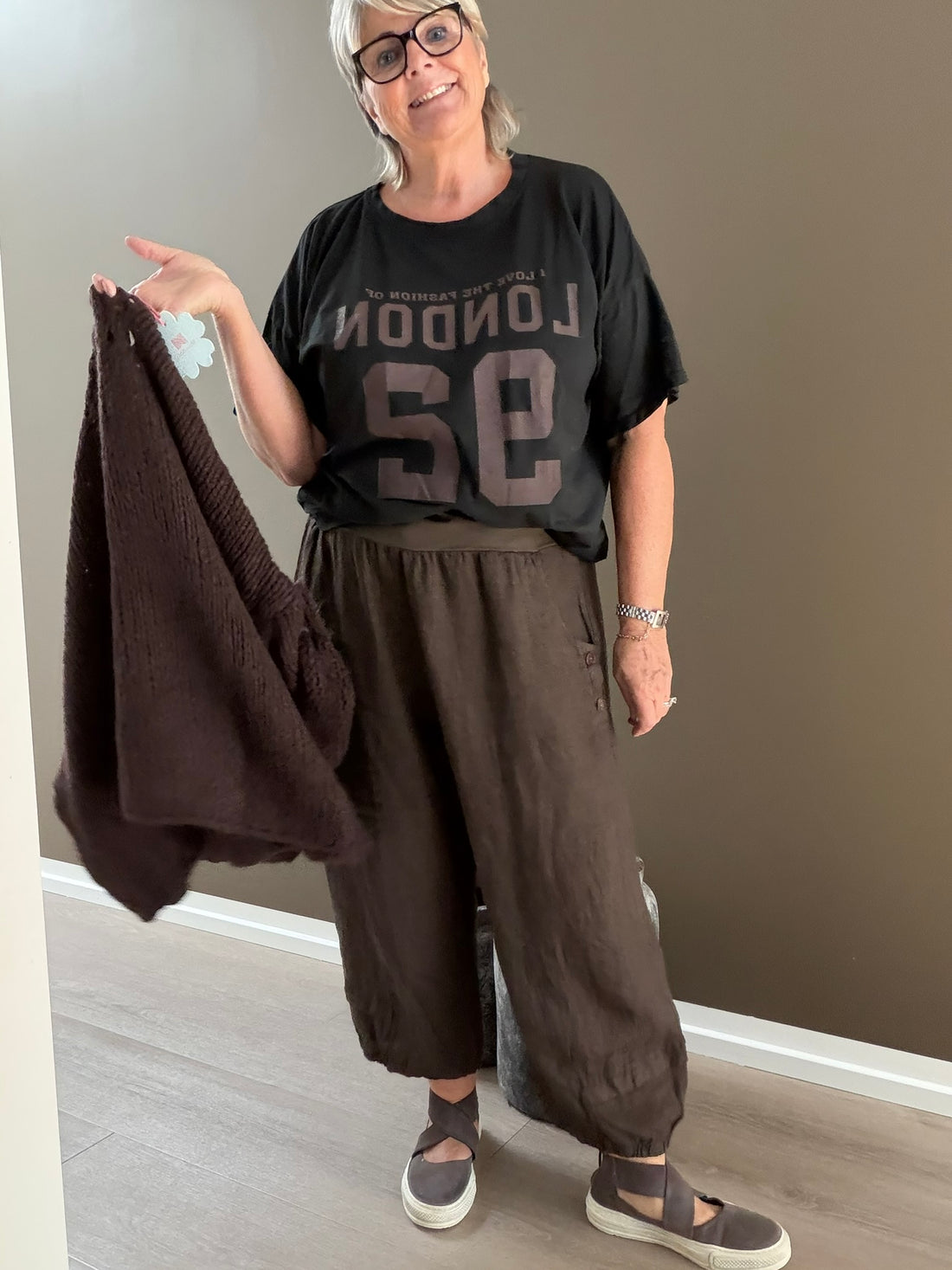 London T-shirt er en afslappet og moderne oversize T-shirt i blød bomuld, designet til plus size kvinder. Modellen har rund hals, korte ærmer og et cool "London 92"-print på brystet, som giver et sporty og trendy look. Den løse pasform gør T-shirten utrolig behagelig at have på og nem at style med jeans, shorts, leggings eller hørbukser. Fås i flere flotte sommerfarver og er perfekt til både hverdag, ferie og afslappede sommerdage.billed er ai generet