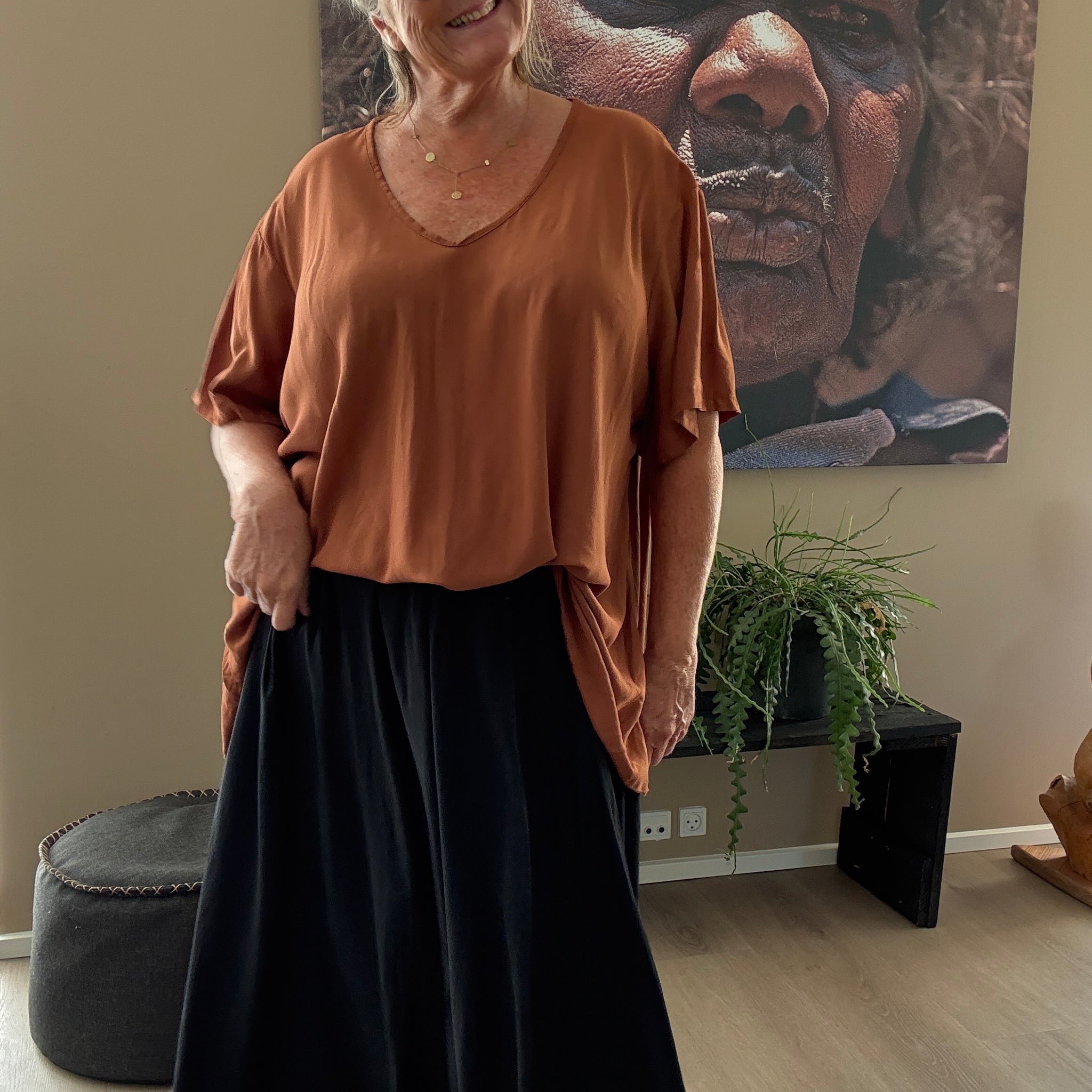 Pernille T-shirt i rust plussize Tshirt i viskose dejlig rummelig facon fra sigensgaard.dk