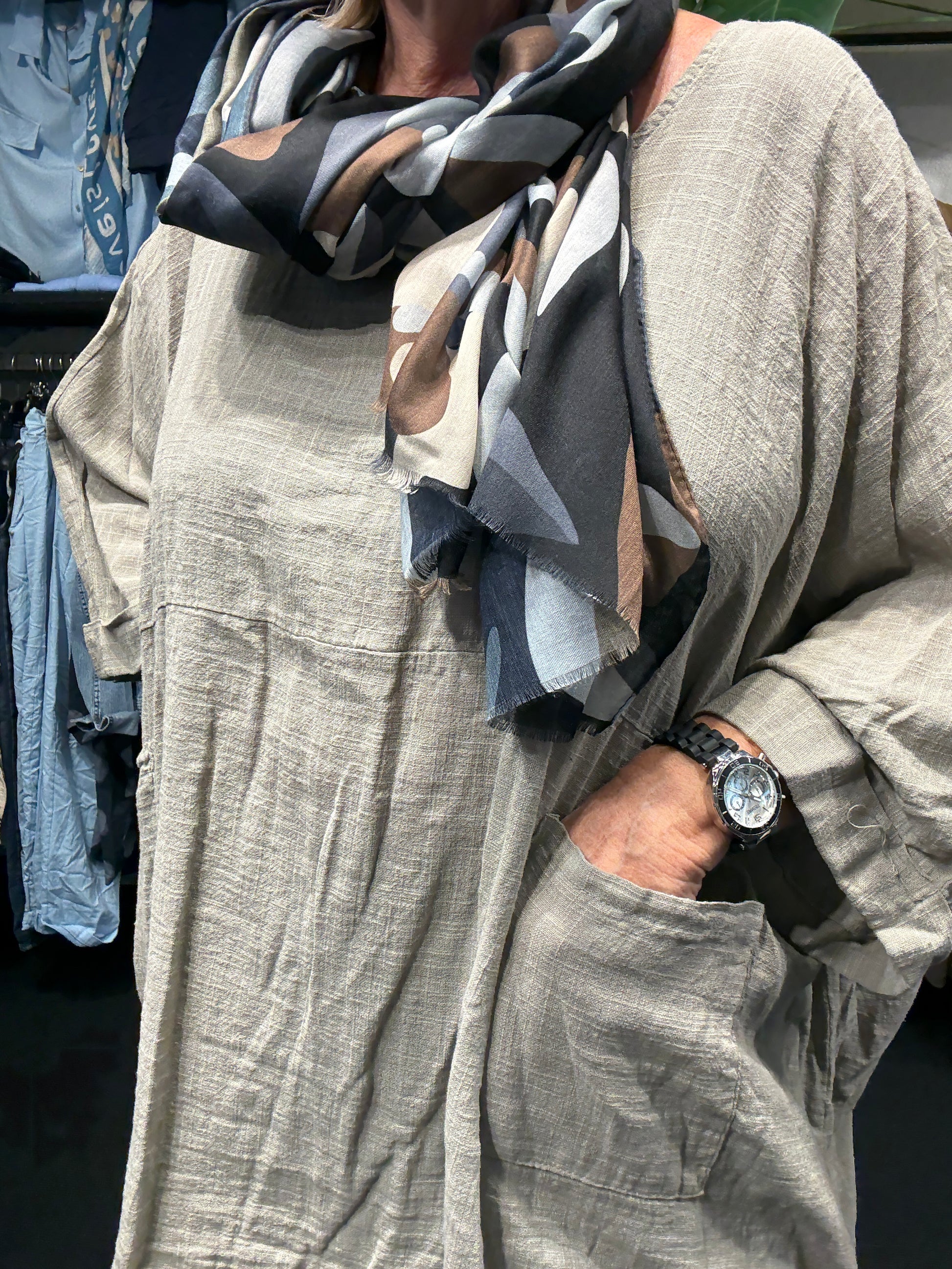 Susanne er en tunika til plus size kvinder, som elsker et oversize look. Den findes i mange forskellige farver. Den er onesize og passes af alt fra en str. 42 til og med str. 54. Her ses den i farven sort. 