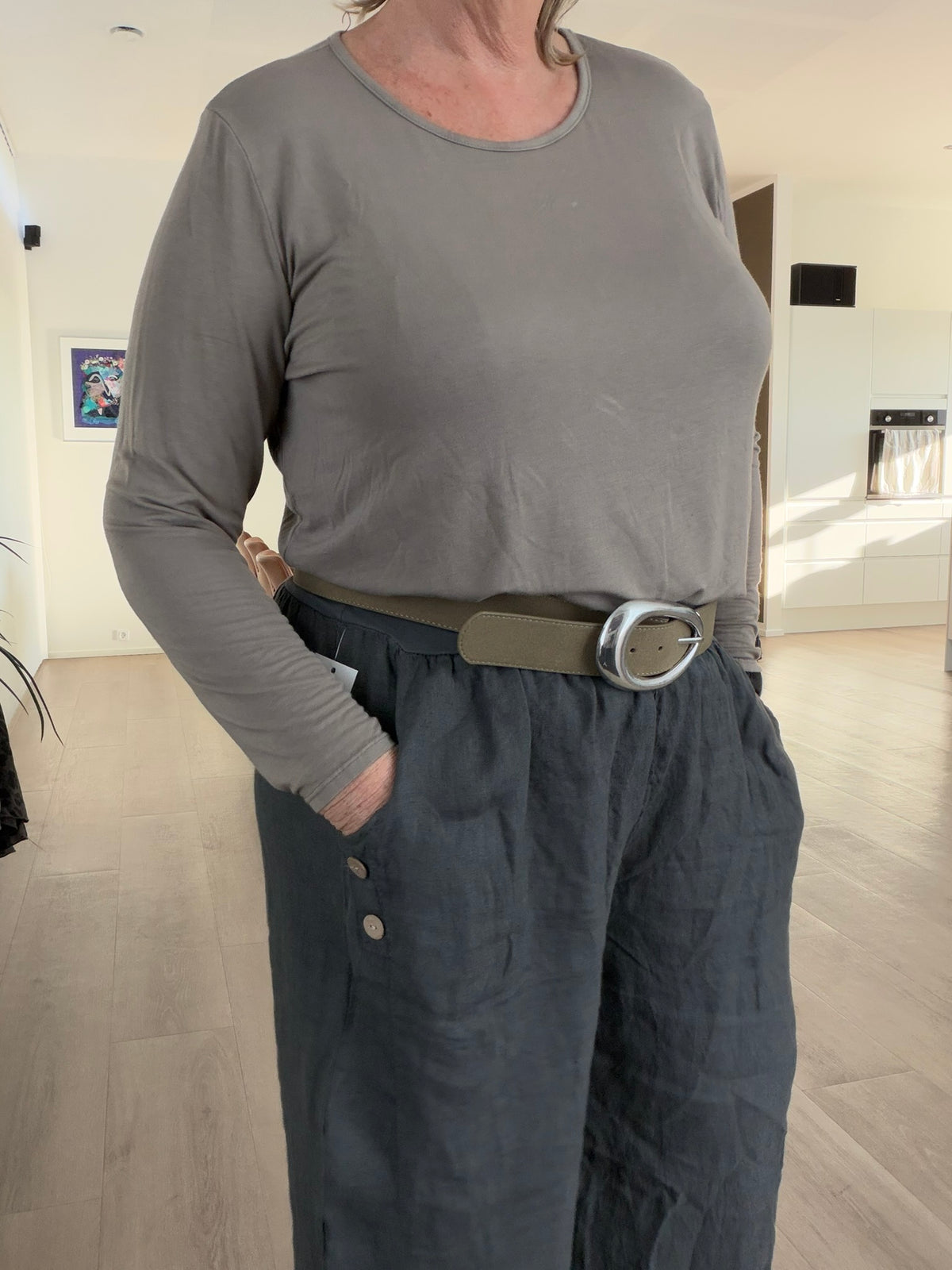 Alli plus size T-shirt med lange ærmer, rund hals og afslappet pasform – perfekt som blød basisbluse under skjorter, strik, veste og jakker.
Billed er Ai generet.