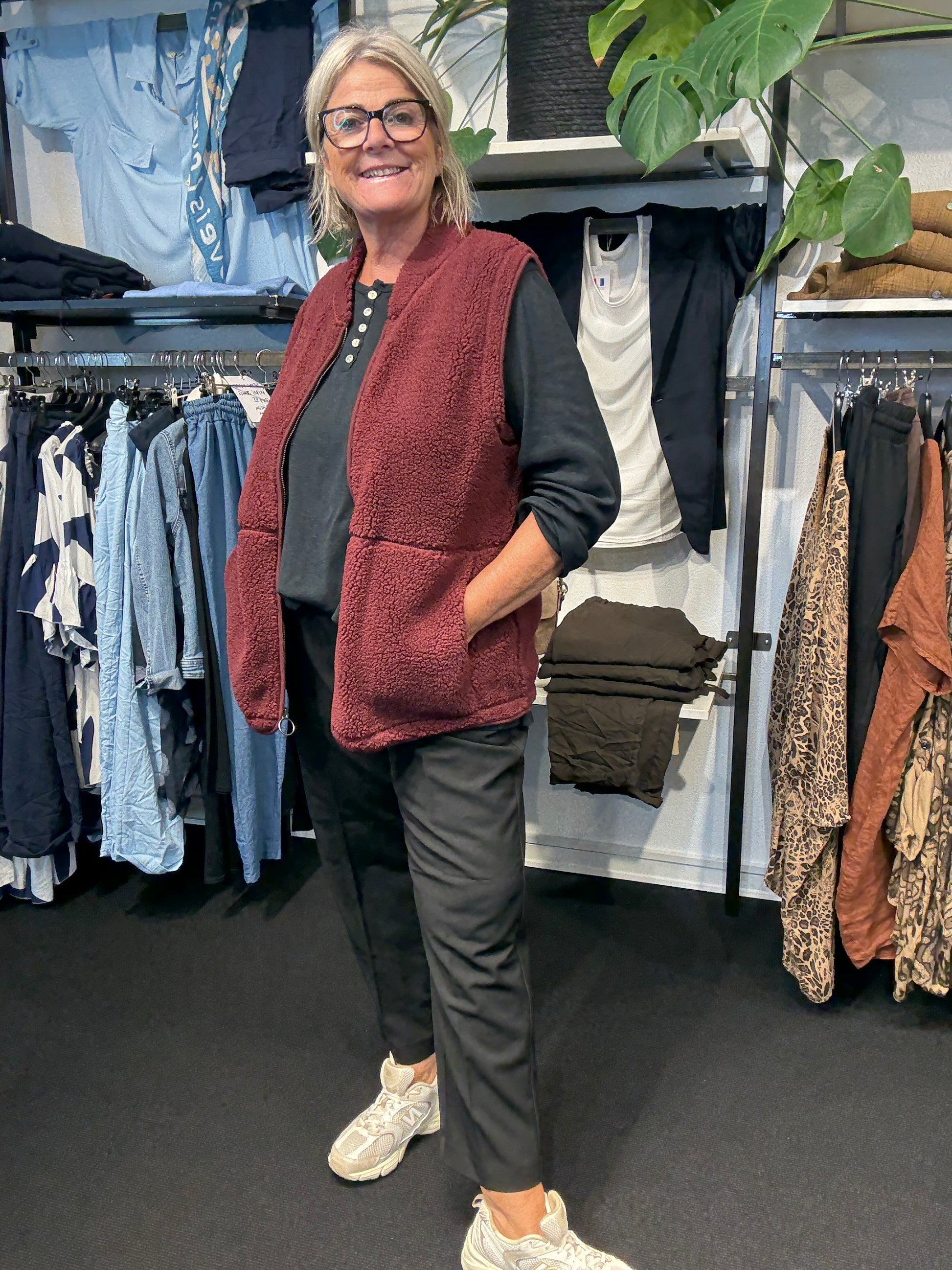Bamse-vest til plus pigerne, den findes fra en str. 42 til og med en str. 58. Virkelig lækker til prisen, og så har den lynlåslukning og lommer. 