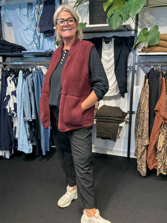 Bamse-vest til plus pigerne, den findes fra en str. 42 til og med en str. 58. Virkelig lækker til prisen, og så har den lynlåslukning og lommer. 