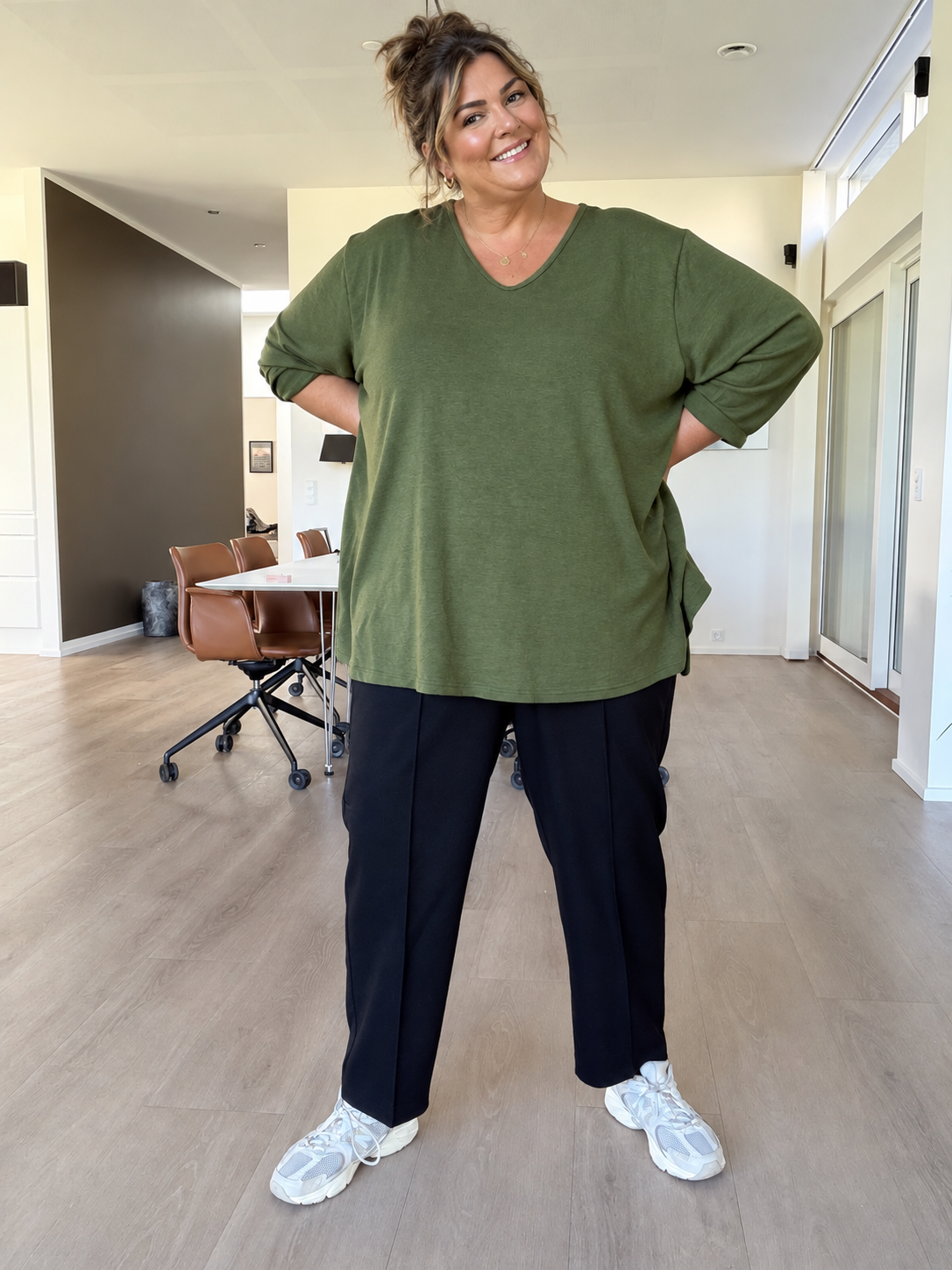 Tynd plus size strik bluse, som er perfekt til de kolde dage. Den er med en meget blød v-hals, som hurtigt ser rund ud. Den er med lange ærmer og har en flot facon. 

Billedet er genereret vha. AI-teknologi. 