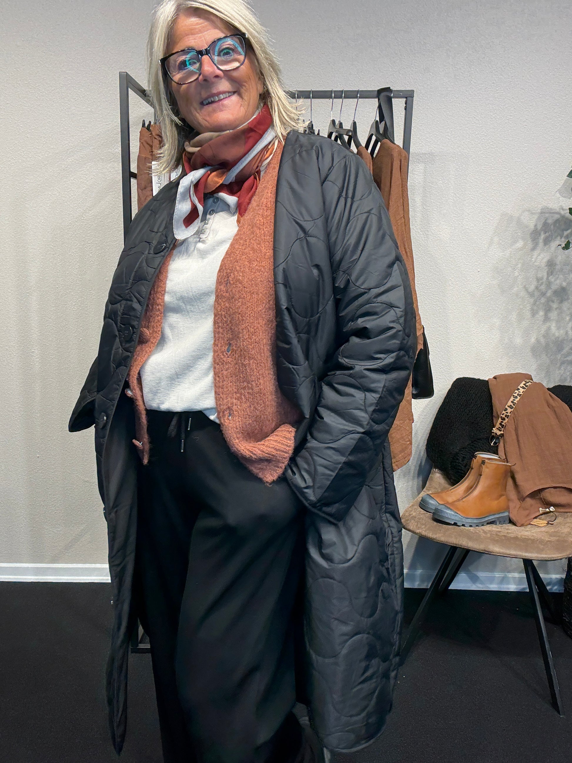Denne plus size jakke er i en lækker quiltet kvalitet. Den er med lange ærmer og en god længde, som går til ca. lige under knæet. Den har åbne lommer foran og er med knaplukning.