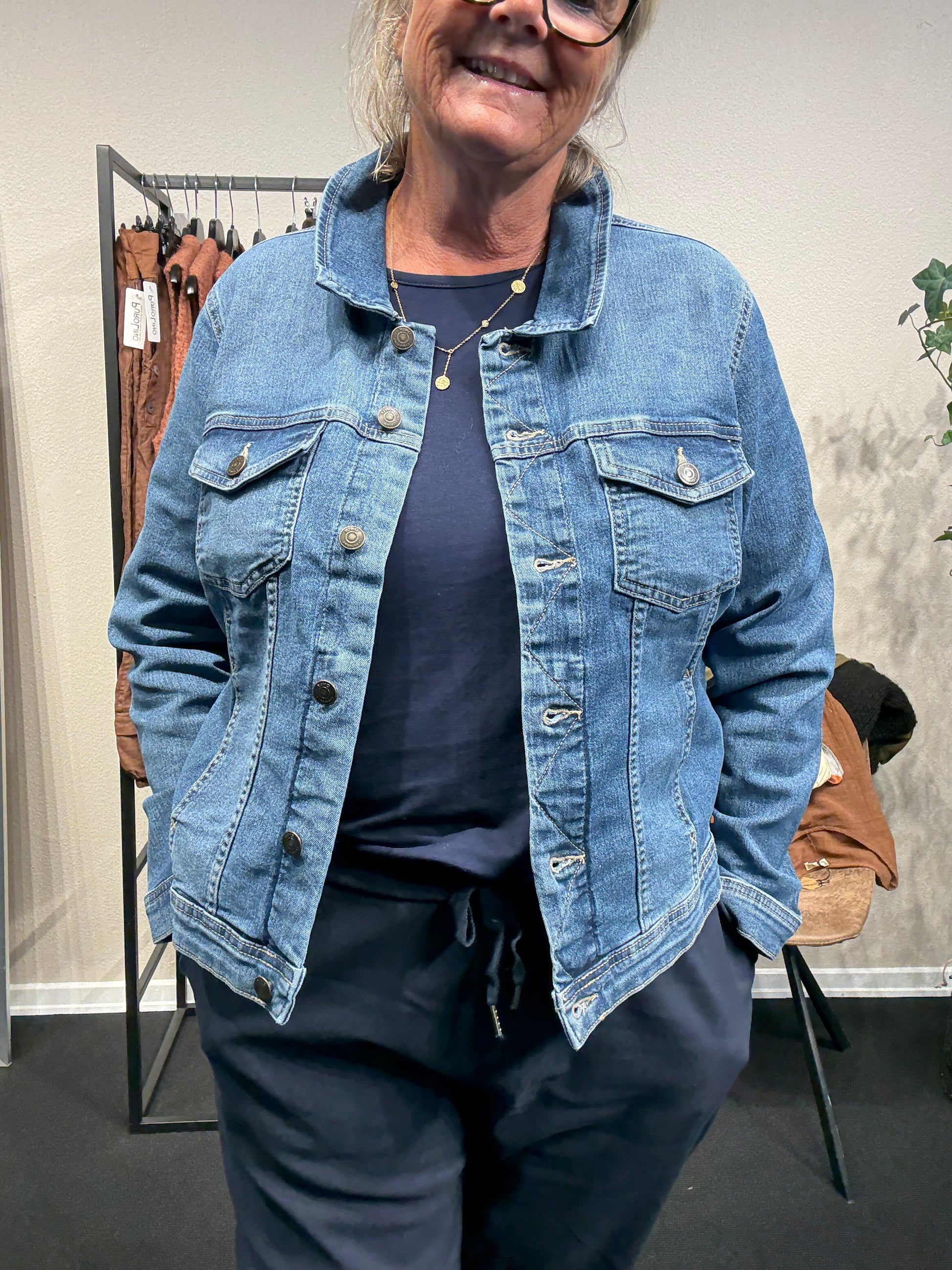 Plus size jeans jakke med masser af stræk. Den er fra Only Carmakoma og går fra en str. 42 til str. 54.