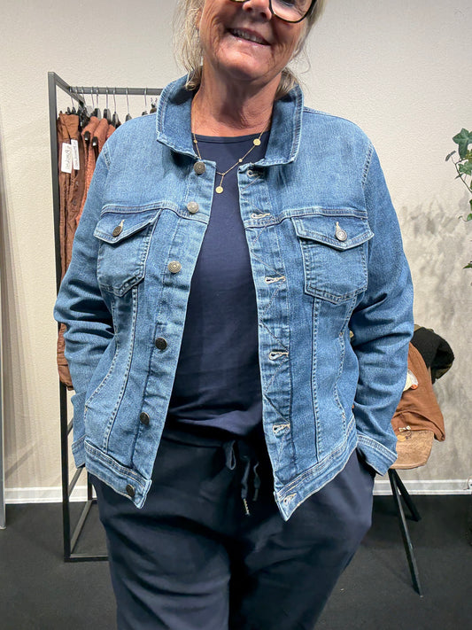 Plus size jeans jakke med masser af stræk. Den er fra Only Carmakoma og går fra en str. 42 til str. 54.