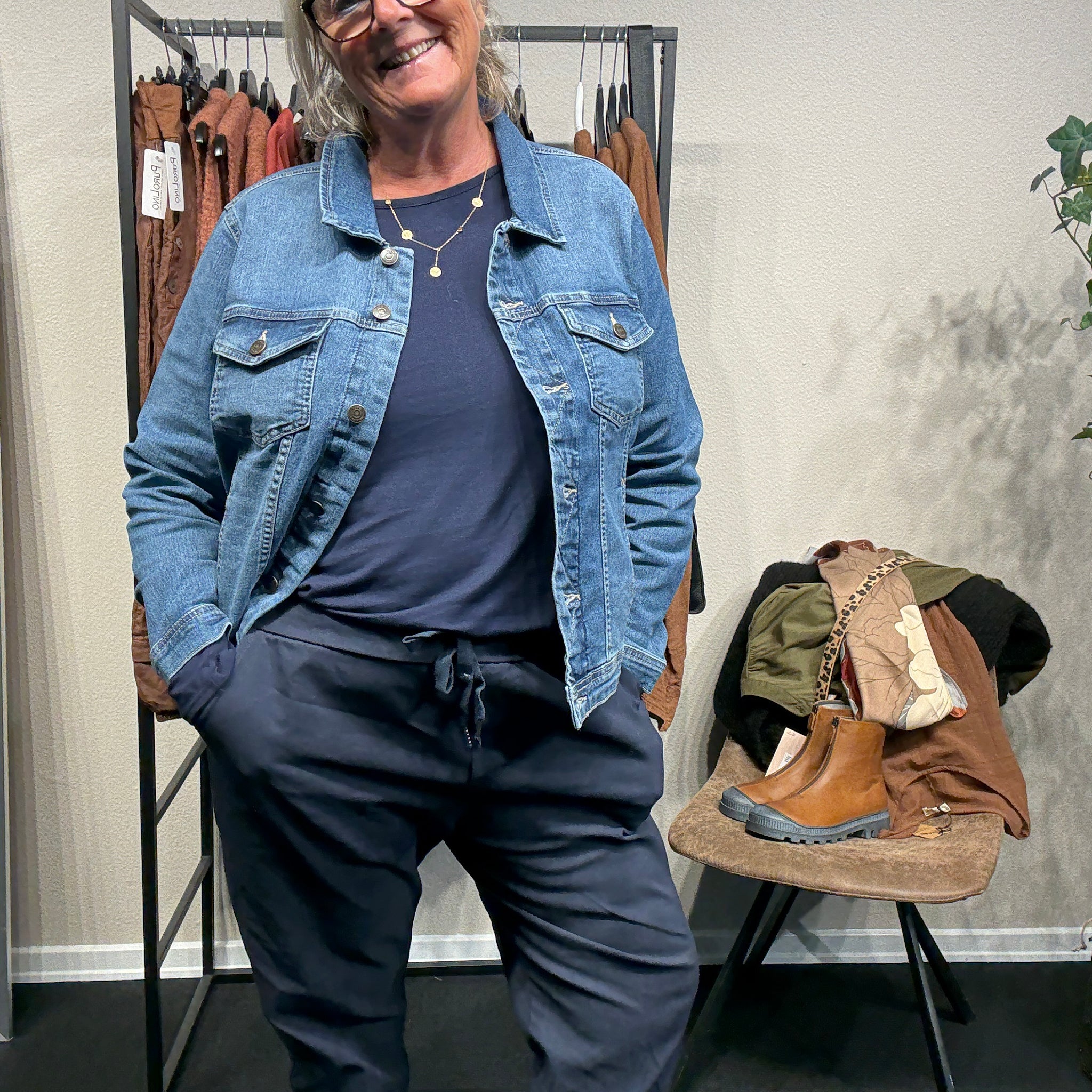 Plus size jeans jakke med masser af stræk. Den er fra Only Carmakoma og går fra en str. 42 til str. 54.