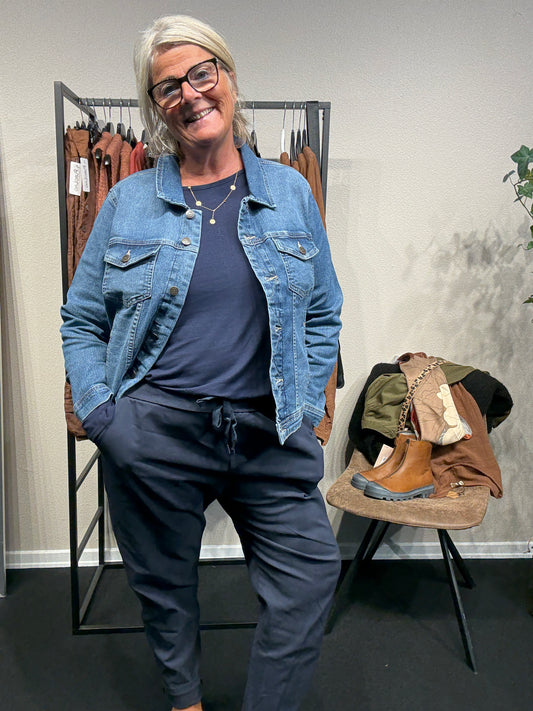 Plus size jeans jakke med masser af stræk. Den er fra Only Carmakoma og går fra en str. 42 til str. 54.