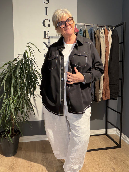 Smart skjorte fra wasabi med synlige hvide syninger, som er en rigtig fin detalje. Den er i en lækker kraftig kvalitet og er med trykknapper hele vejen ned i fronten, god til plus size pigerne som ønsker muligheden for en åben skjorte.