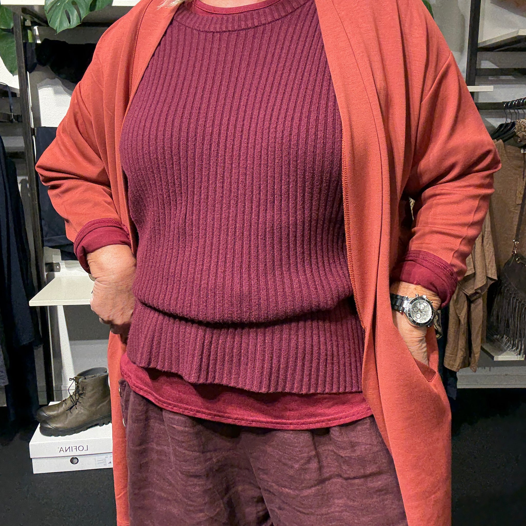 Sabina 23 er en langærmet cardigan, som kan bruges til stort set alt. Den er perfekt til plus pigen som er glad for en lang cardigan med lommer. 