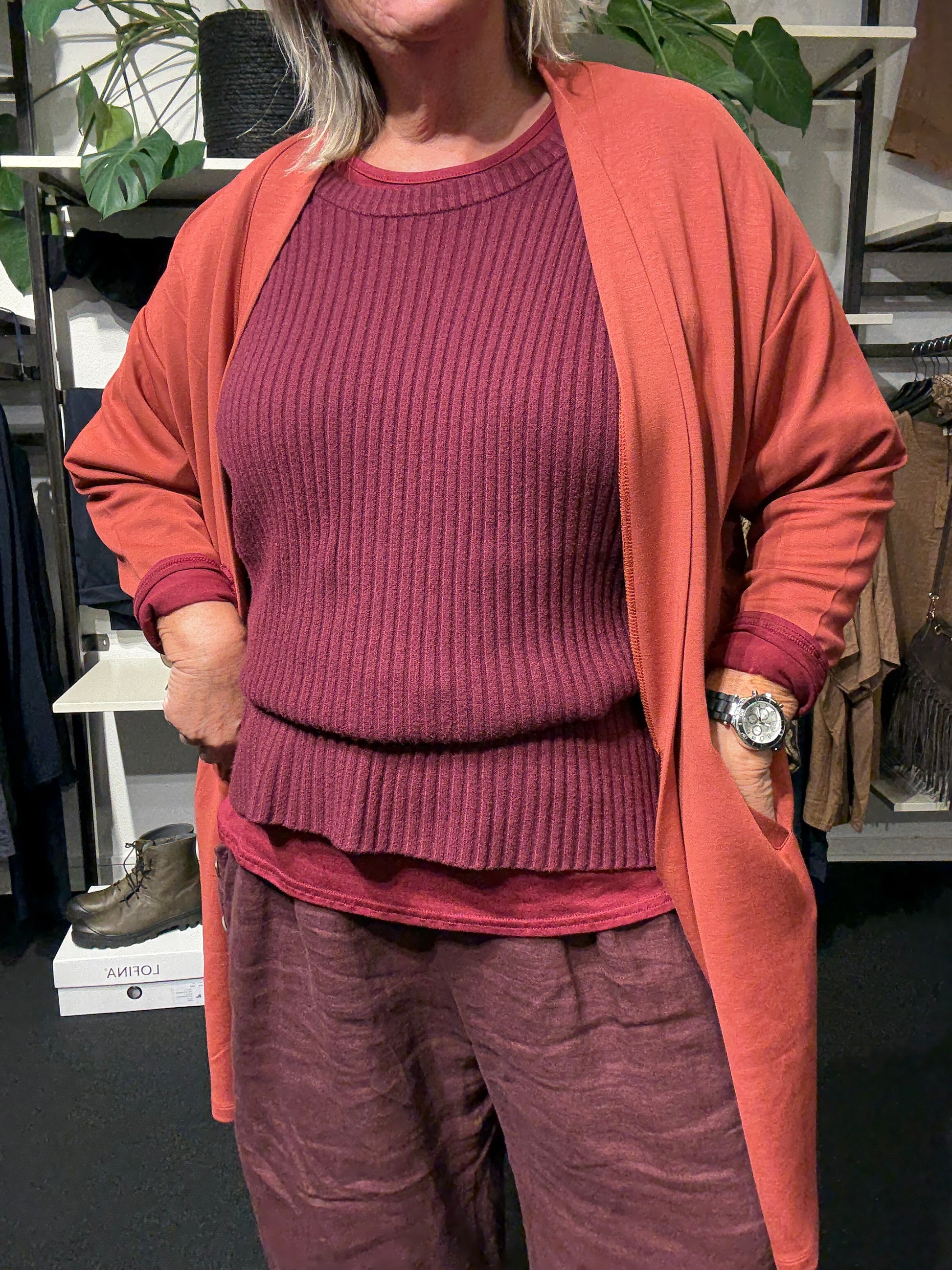 Sabina 23 er en langærmet cardigan, som kan bruges til stort set alt. Den er perfekt til plus pigen som er glad for en lang cardigan med lommer. 