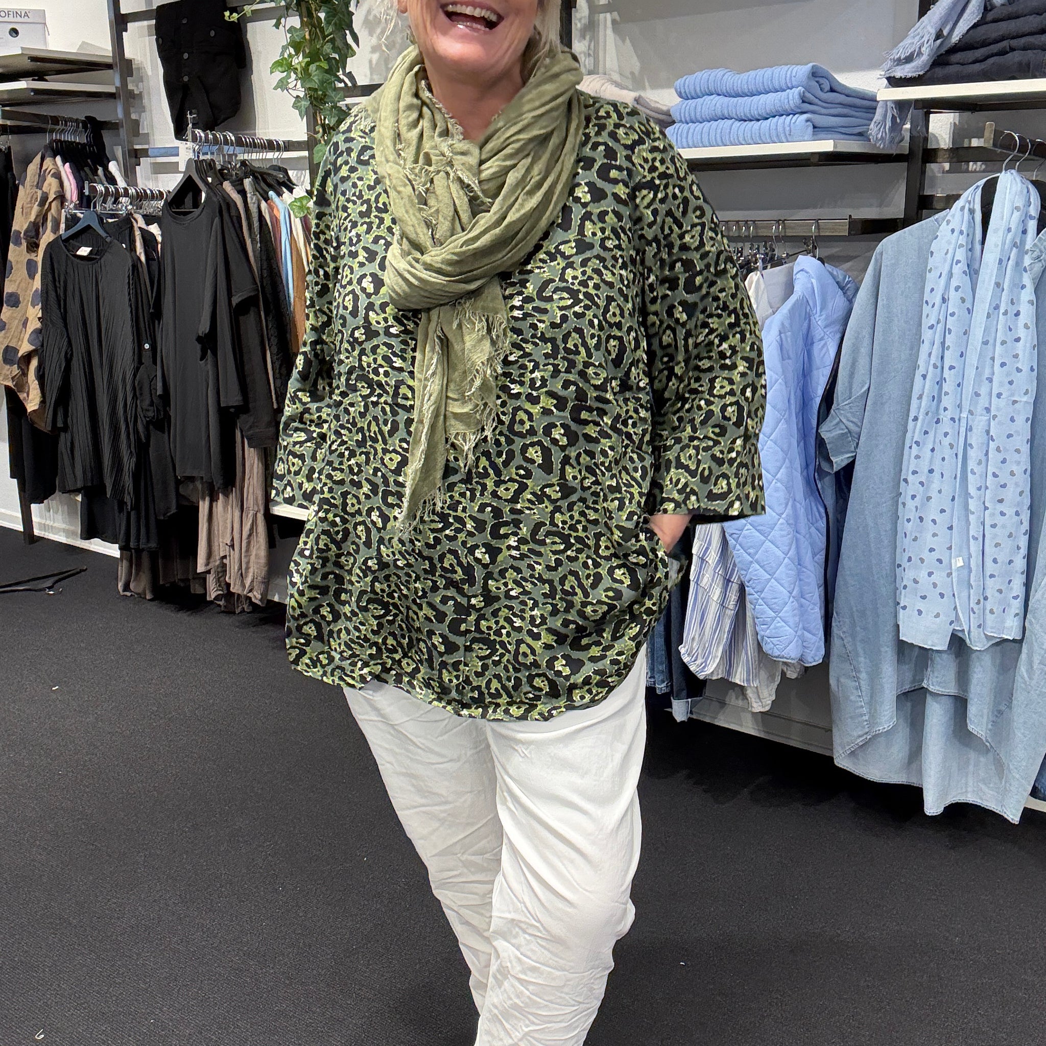 Smart gennemknappet skjorte fra Wasabi Concept, som er de det flotteste leopard print. Den er med en lille v-hals og brede 3/4 ærmer. 