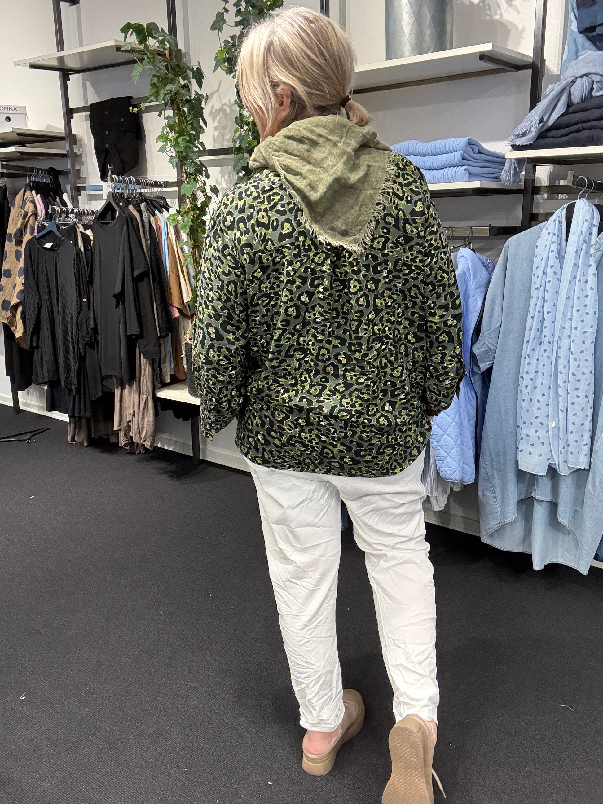 Smart gennemknappet skjorte fra Wasabi Concept, som er de det flotteste leopard print. Den er med en lille v-hals og brede 3/4 ærmer. 