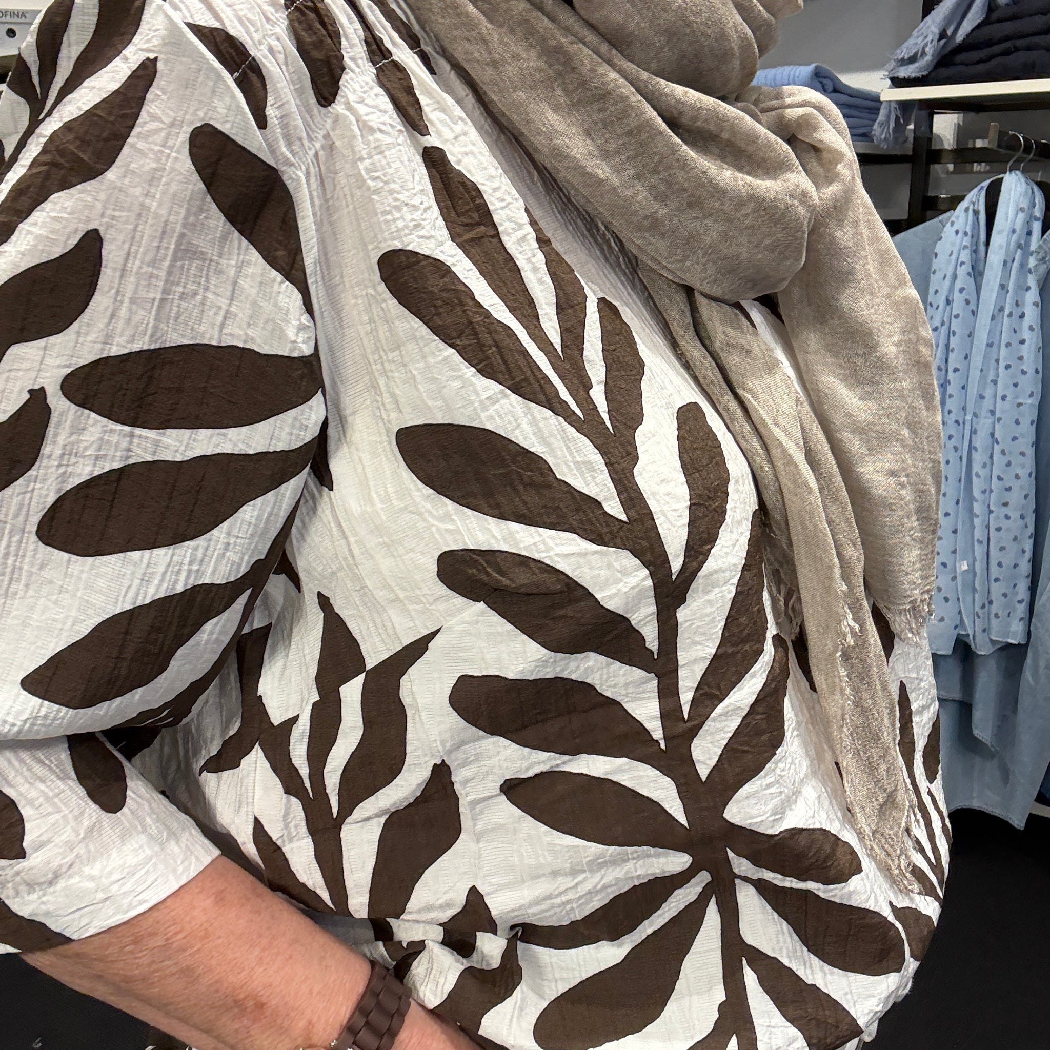 Smuk plus size bluse fra Wasabi, som er perfekt til dig som elsker en løs pasform. Den er med v-hals korte ærmer og så er den perfekt til foråret og sommeren.