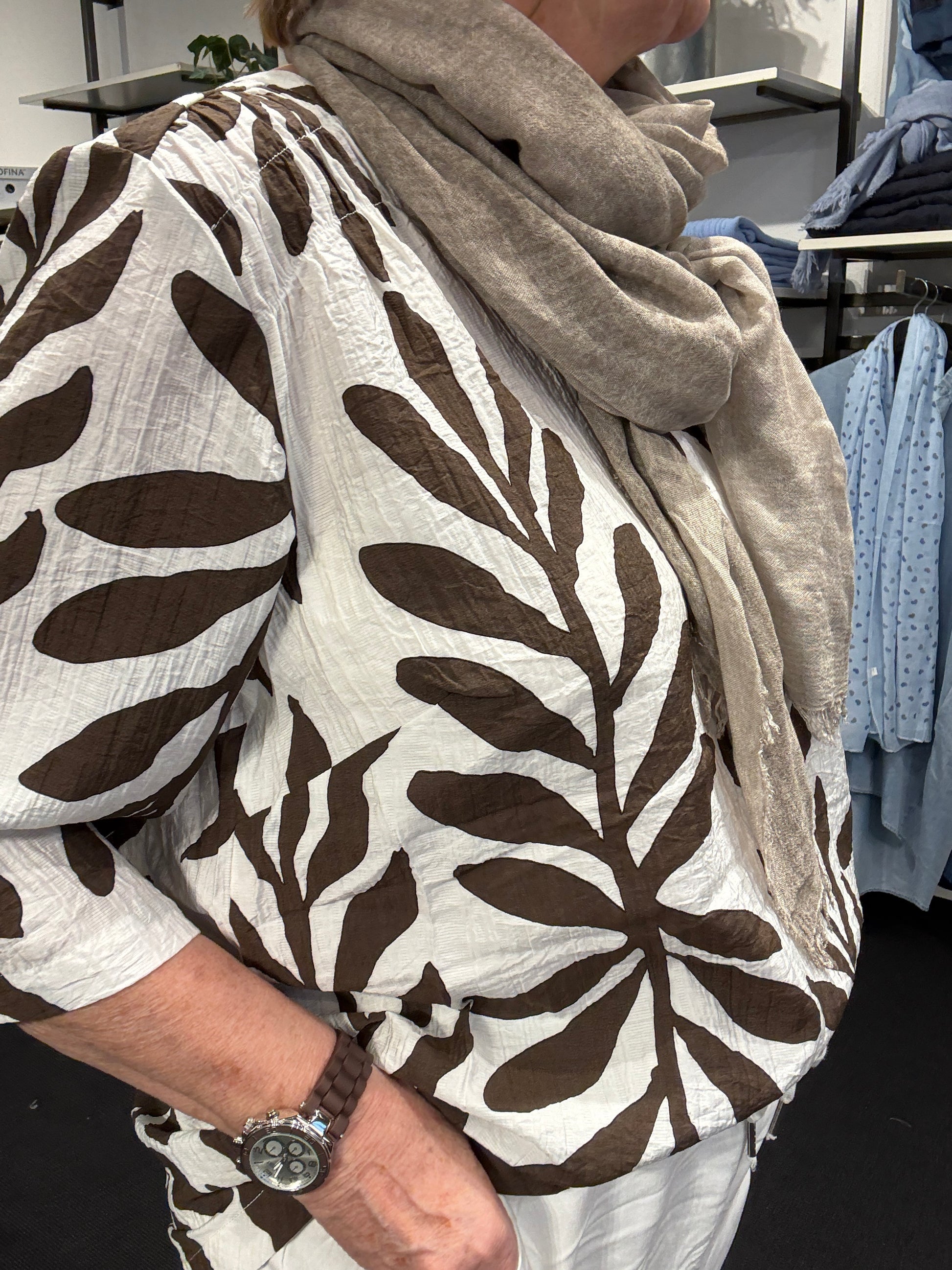 Smuk plus size bluse fra Wasabi, som er perfekt til dig som elsker en løs pasform. Den er med v-hals korte ærmer og så er den perfekt til foråret og sommeren.