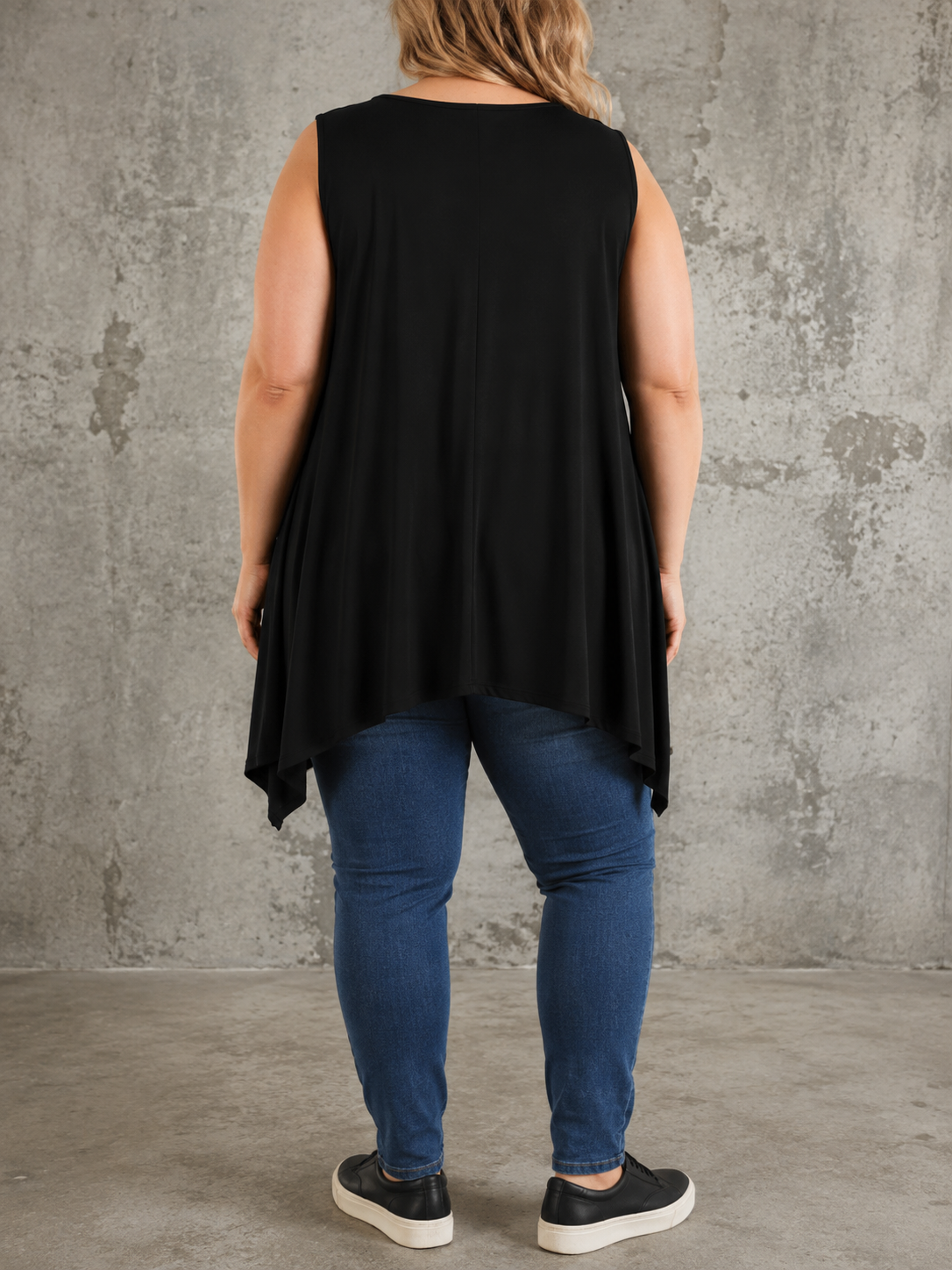 Smart top fra AKH. Den er god til plus size pigerne da den er i en flot A-facon, som er klædelig til de fleste. Den er rund i hals og er ærmeløs, så den kan bruges året rundt. 