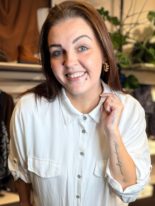 Inge er plus size skjorten, som kan passes af de fleste. Den er dejlig lang, da den har en længde på hele 84cm. Brug den som en åben jakke eller helt lukket, den er nemlig gennemknappet. 