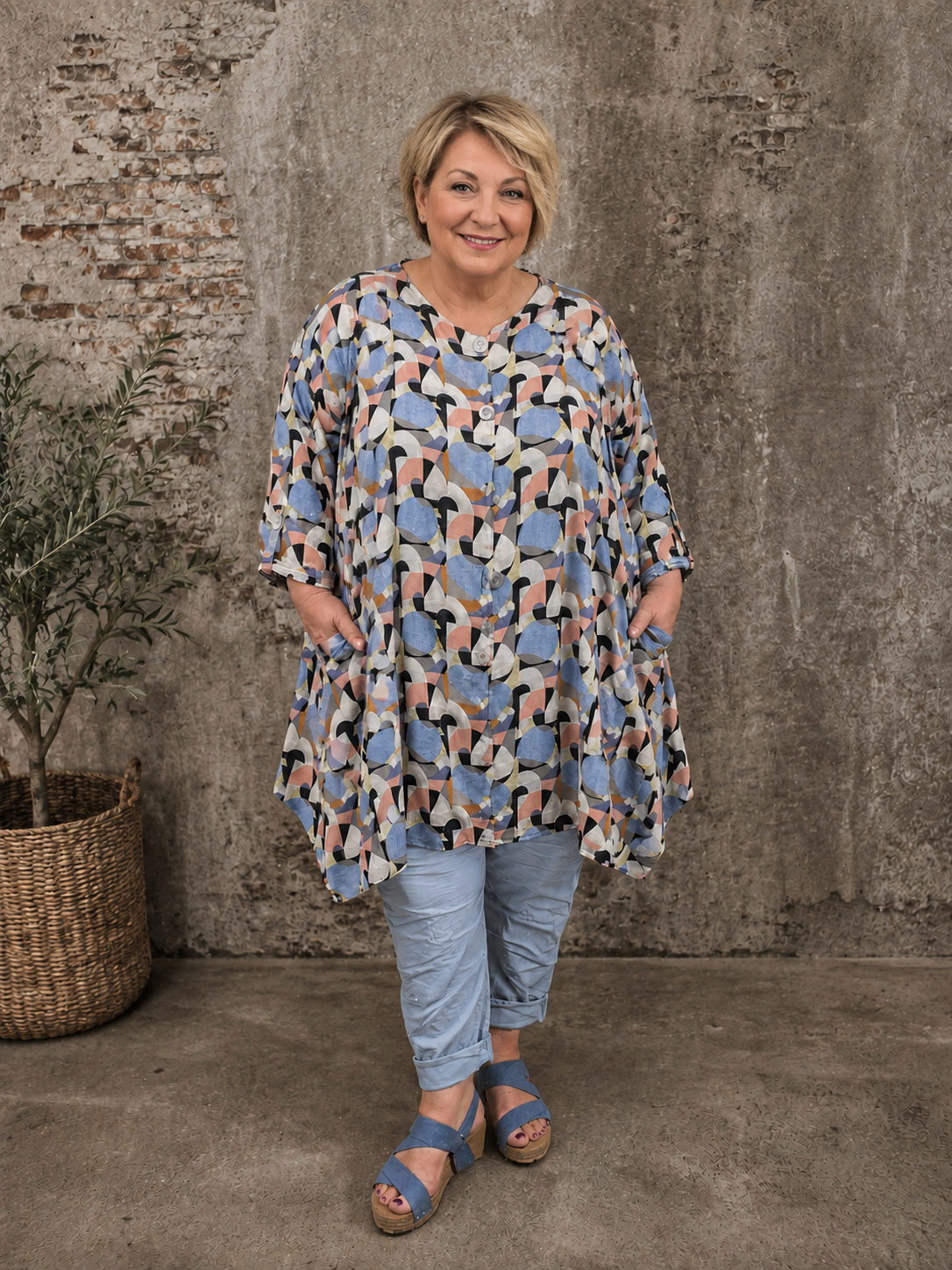 Smuk oversize jakke perfekt til plus size kvinden som elsker at skille sig ud! Den er gennemknappet, og kan bruges både åben og lukket. 
