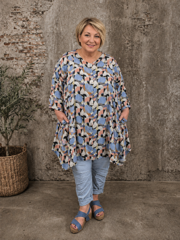 Smuk oversize jakke perfekt til plus size kvinden som elsker at skille sig ud! Den er gennemknappet, og kan bruges både åben og lukket. 