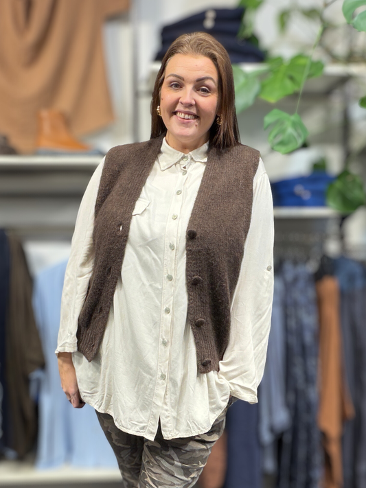 Ingo strik vest i en smuk brun farve. Karoline her er en str. 46/48 og bruger oftest vesten åben.