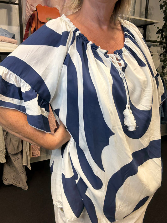 Ilona er en viskose tunika i brun og blå som er til pluspiger store størrelser ho sigensgaard.