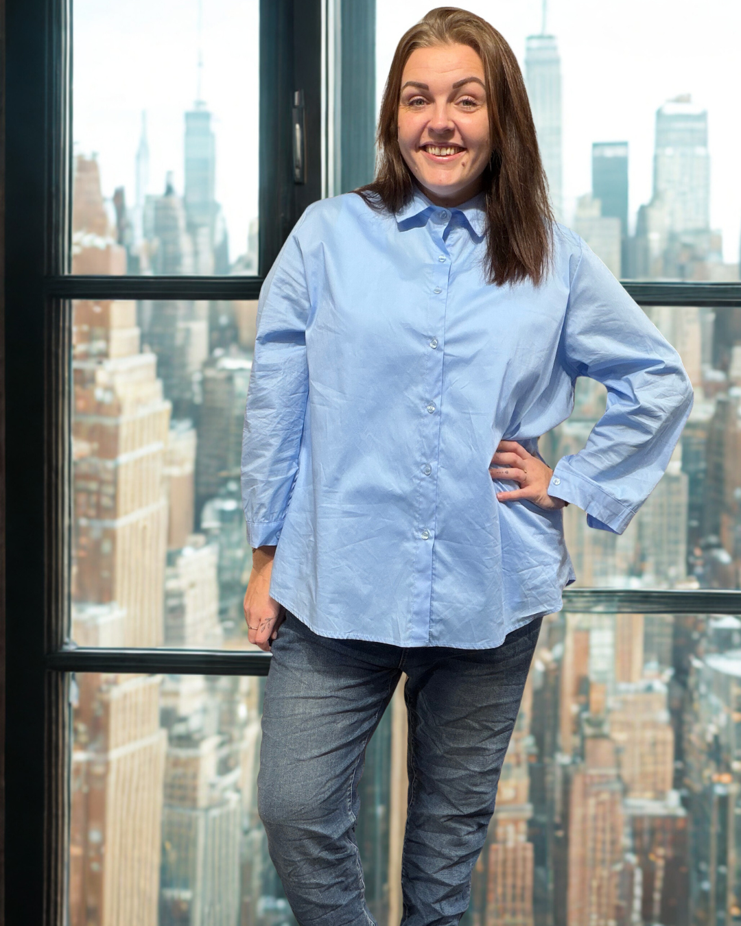 ILSE er en klassisk og stilren skjorte i plus size med et tidløst design og god pasform. Skjorten er gennemknappet og har lange ærmer, hvilket gør den alsidig og nem at style både lukket som en almindelig skjorte eller åben som en let, løs skjorte.

Baggrund er genereret med AI-teknologi.