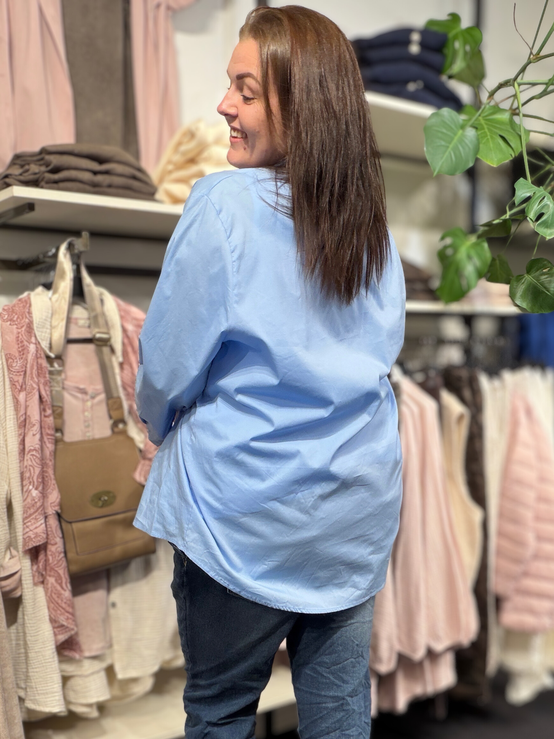 ILSE er en klassisk og stilren skjorte i plus size med et tidløst design og god pasform. Skjorten er gennemknappet og har lange ærmer, hvilket gør den alsidig og nem at style både lukket som en almindelig skjorte eller åben som en let, løs skjorte.

Baggrund er genereret med AI-teknologi.