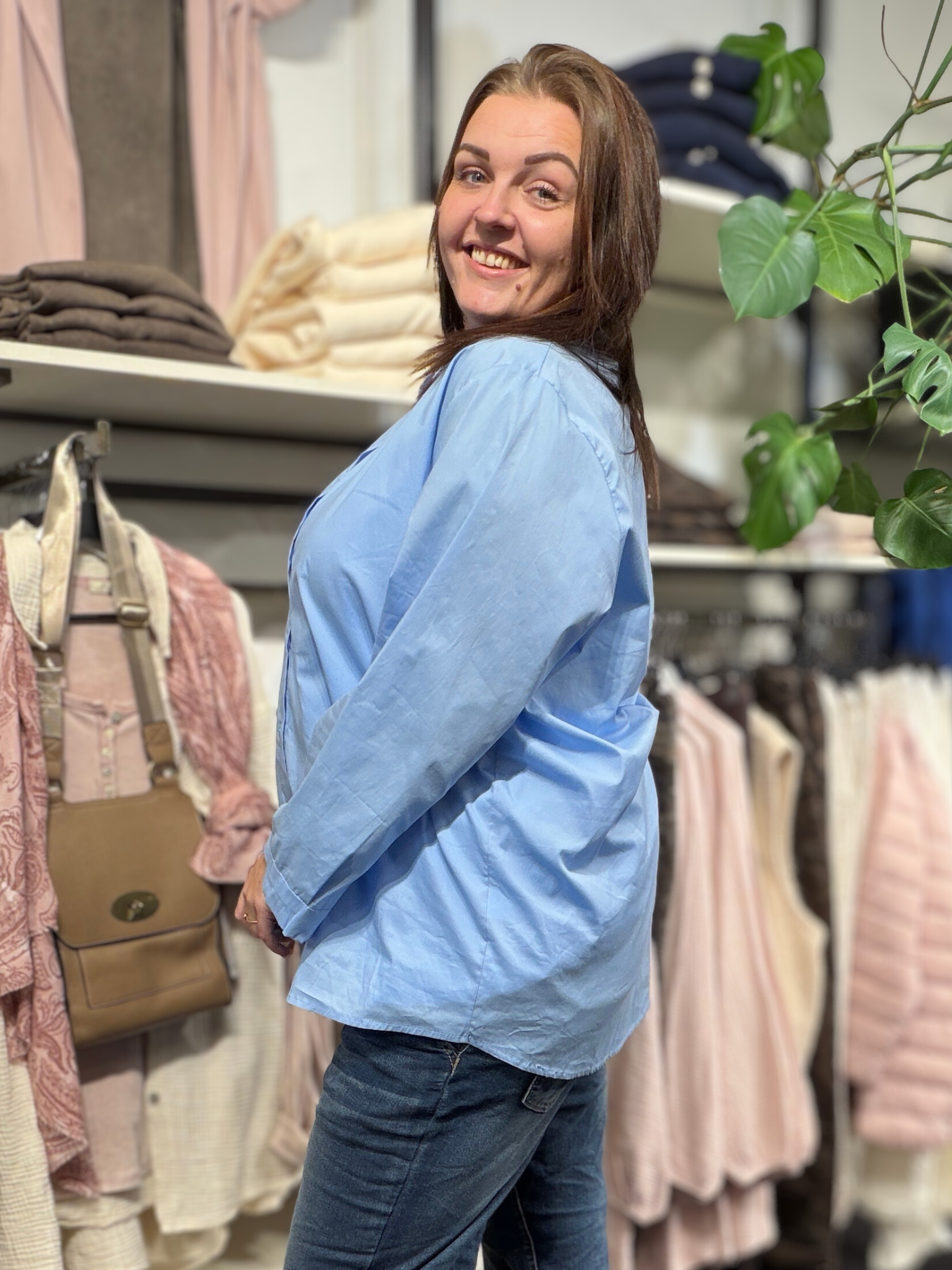 ILSE er en klassisk og stilren skjorte i plus size med et tidløst design og god pasform. Skjorten er gennemknappet og har lange ærmer, hvilket gør den alsidig og nem at style både lukket som en almindelig skjorte eller åben som en let, løs skjorte.