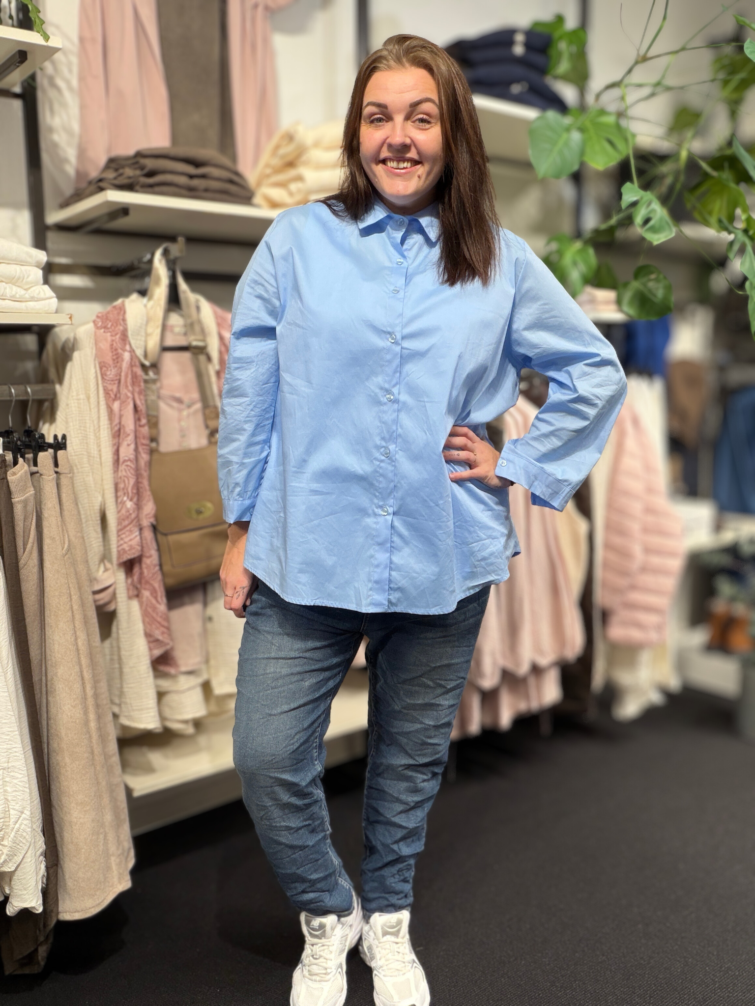 Blå Nala jeans i str. 44/52 med høj talje og lige ben let og behagelig jeans med elastik men stadig lynlås og knap lukning foran plus size jeans.