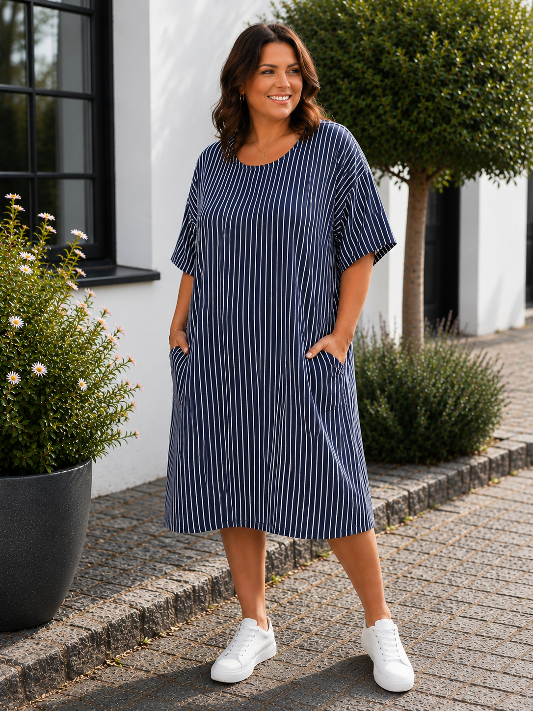 AI-genereret billede af Inga plussize bomuldskjole med klassiske striber, rund hals, korte ærmer og praktiske sidelommer. Kjolen vises på en plus-size model og er fremstillet i let bomuld.