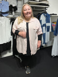 Inge er plus size skjorten, som kan passes af de fleste. Den er dejlig lang, da den har en længde på hele 84cm. Brug den som en åben jakke eller helt lukket, den er nemlig gennemknappet. 