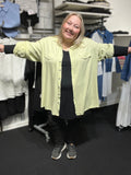 Inge er plus size skjorten, som kan passes af de fleste. Den er dejlig lang, da den har en længde på hele 84cm. Brug den som en åben jakke eller helt lukket, den er nemlig gennemknappet. 
