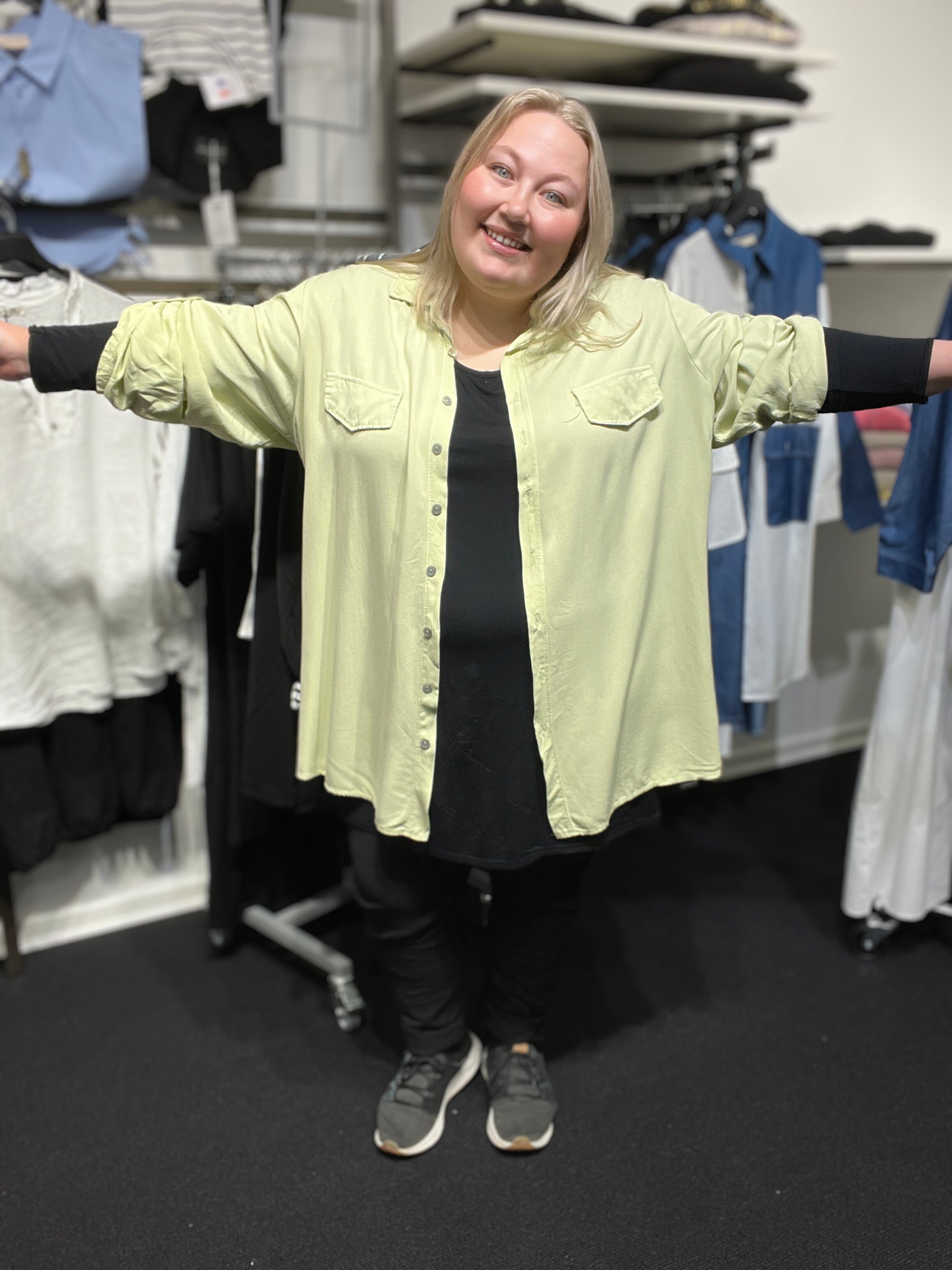 Inge er plus size skjorten, som kan passes af de fleste. Den er dejlig lang, da den har en længde på hele 84cm. Brug den som en åben jakke eller helt lukket, den er nemlig gennemknappet. 