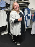 Inge er plus size skjorten, som kan passes af de fleste. Den er dejlig lang, da den har en længde på hele 84cm. Brug den som en åben jakke eller helt lukket, den er nemlig gennemknappet. 
