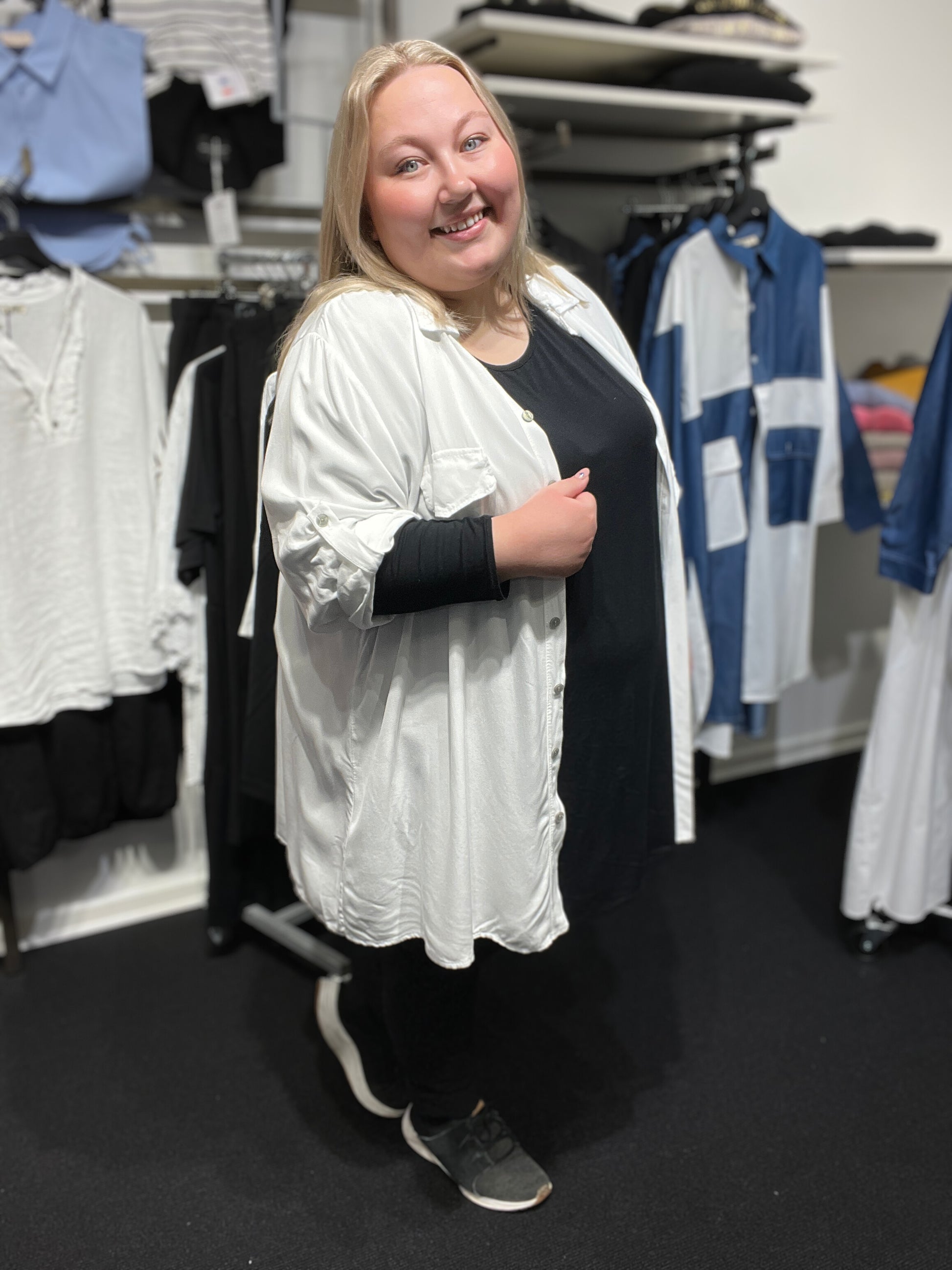 Inge er plus size skjorten, som kan passes af de fleste. Den er dejlig lang, da den har en længde på hele 84cm. Brug den som en åben jakke eller helt lukket, den er nemlig gennemknappet. 
