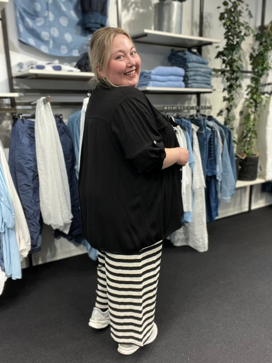 Plus size Megan 3 buksen, som passer til Megan 1 strikken i samme mønster. De to styles kan dog sagtens bruges hver for sig. Dette er en buks i capri længde. Her er buksen sat sammen med Inge skjorten fra Sigensgaard.