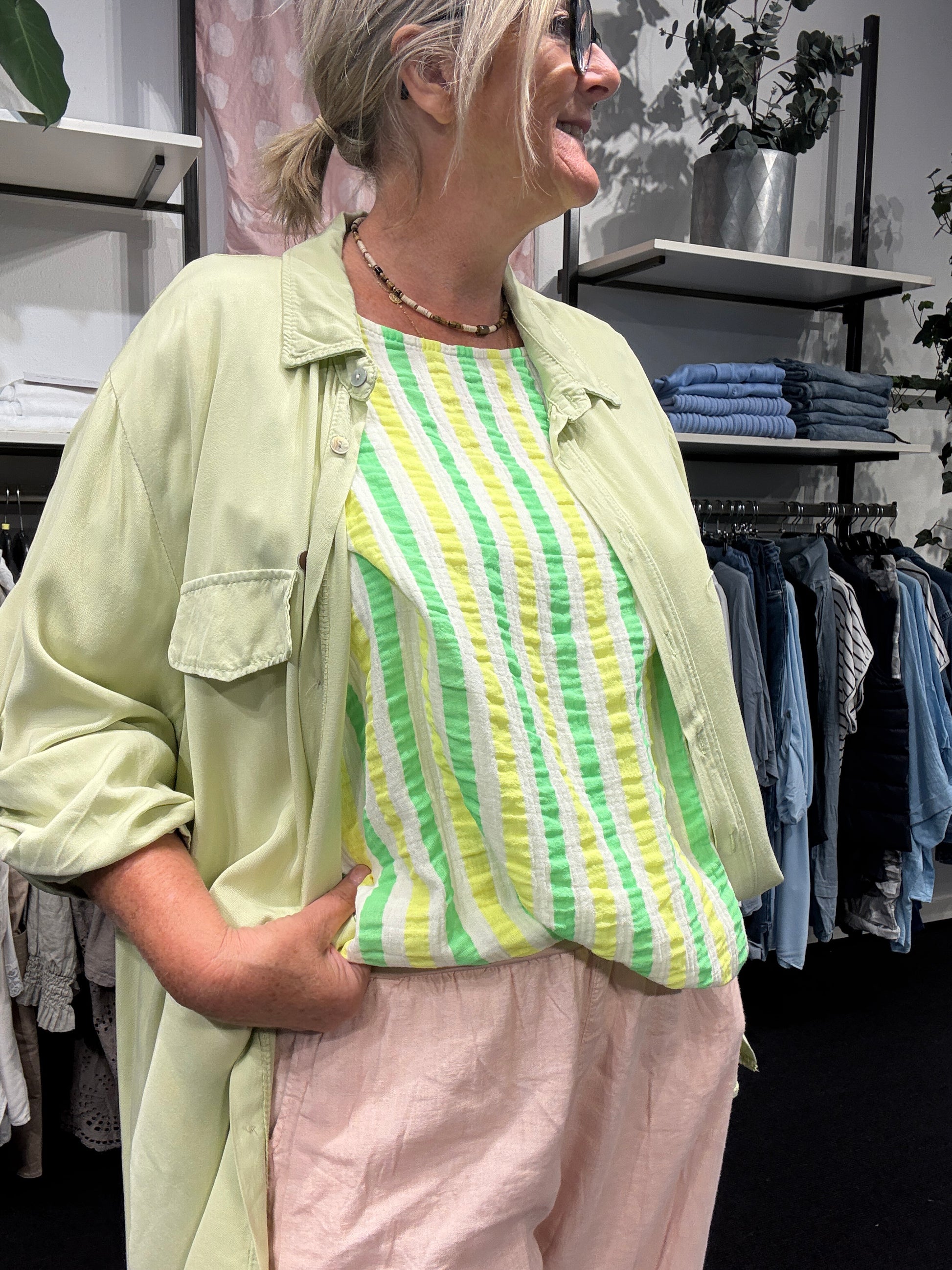 Inge er plus size skjorten, som kan passes af de fleste. Den er dejlig lang, da den har en længde på hele 84cm. Brug den som en åben jakke eller helt lukket, den er nemlig gennemknappet. 