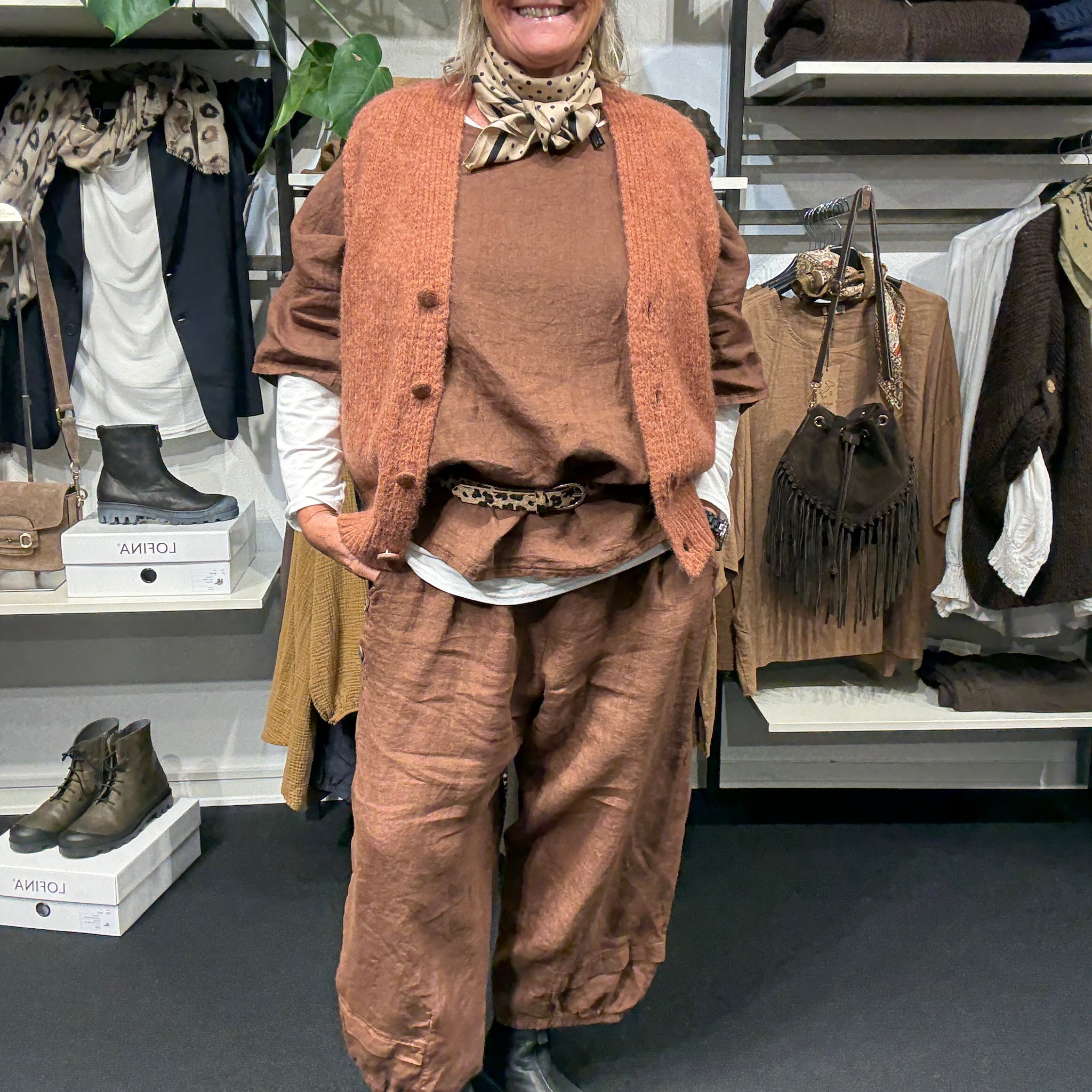 Ingo plussize strik est her i den lyse teracotta findes i flere farver hos Sigensgaard.
