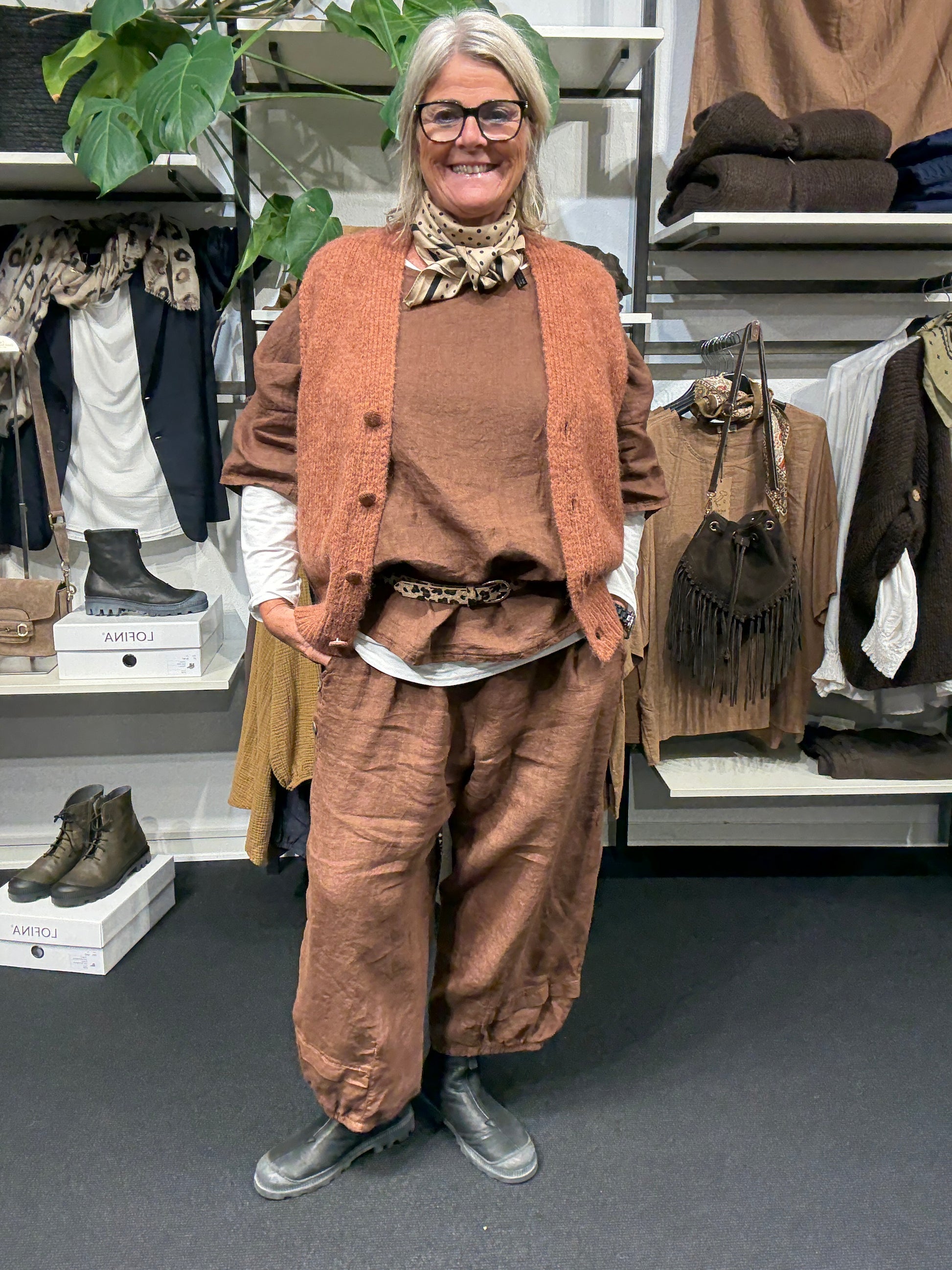 Ingo plussize strik est her i den lyse teracotta findes i flere farver hos Sigensgaard.