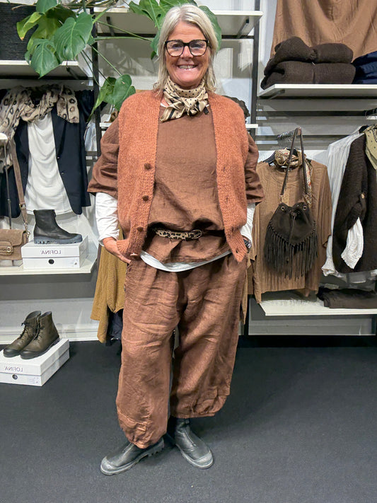 Ingo plussize strik est her i den lyse teracotta findes i flere farver hos Sigensgaard.