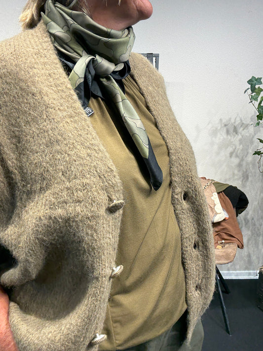 Ingo strik vest i camel 